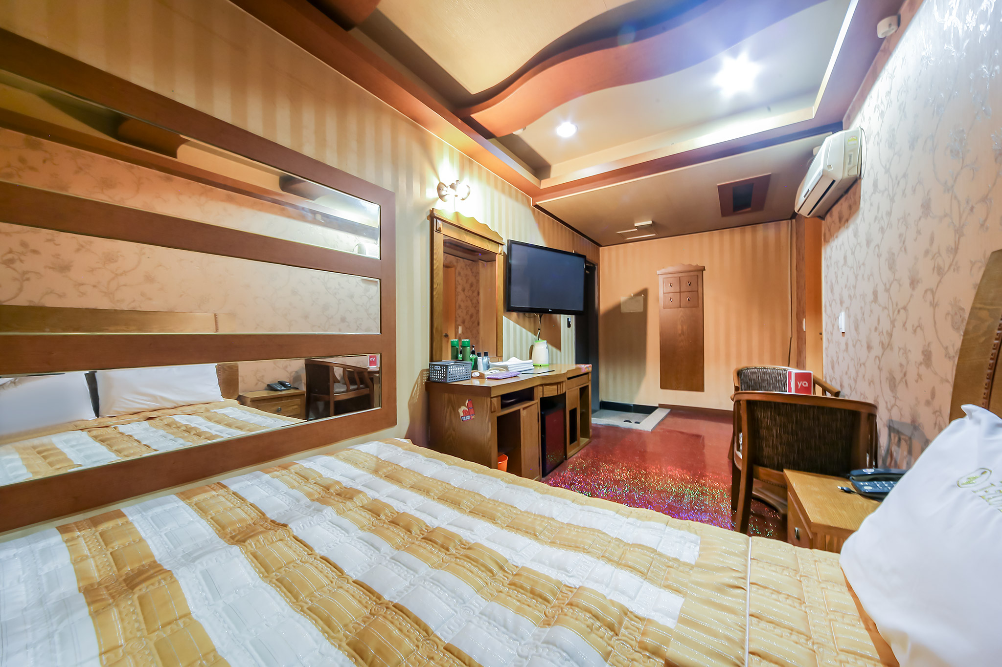 room detail thumbnail 2
