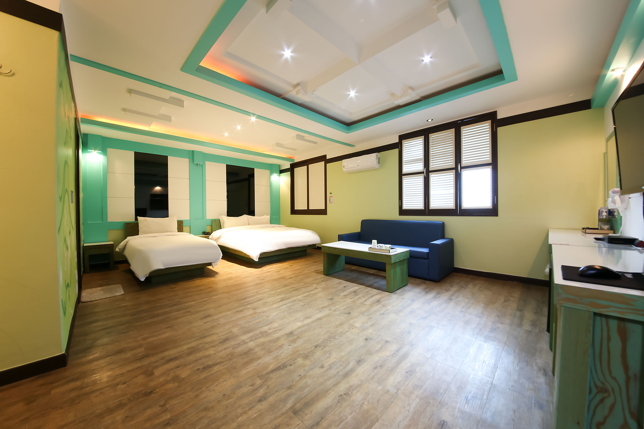room detail thumbnail 2