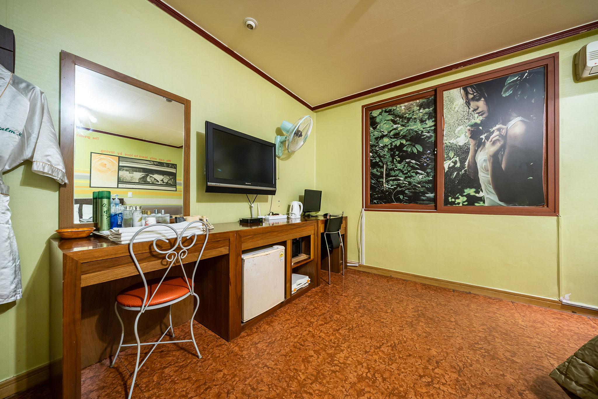 room detail thumbnail 2