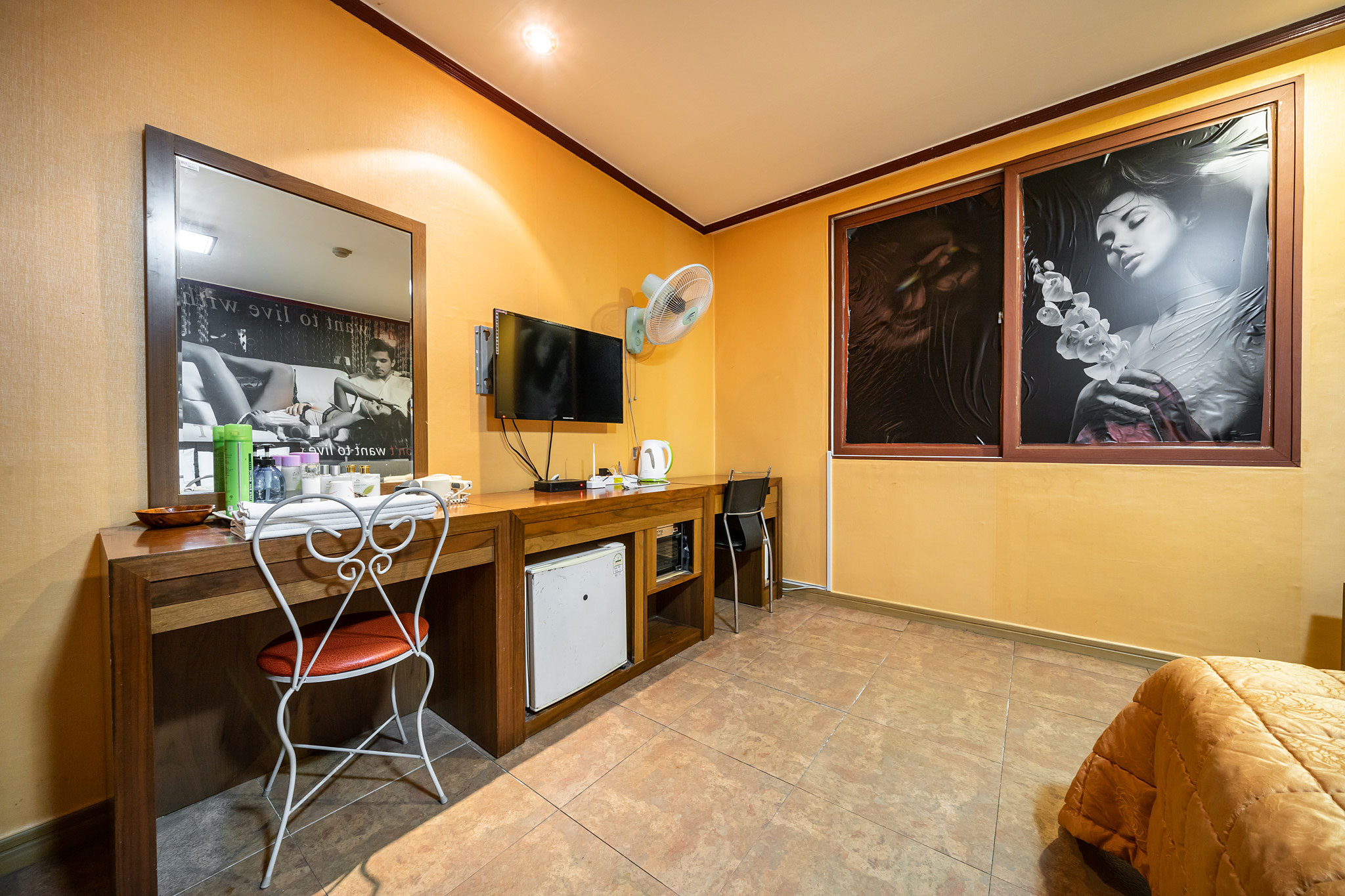 room detail thumbnail 2
