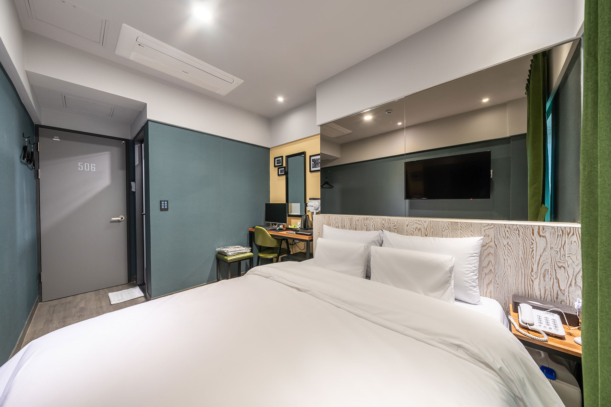 room detail thumbnail 2