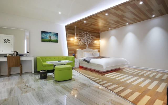 room detail thumbnail 2