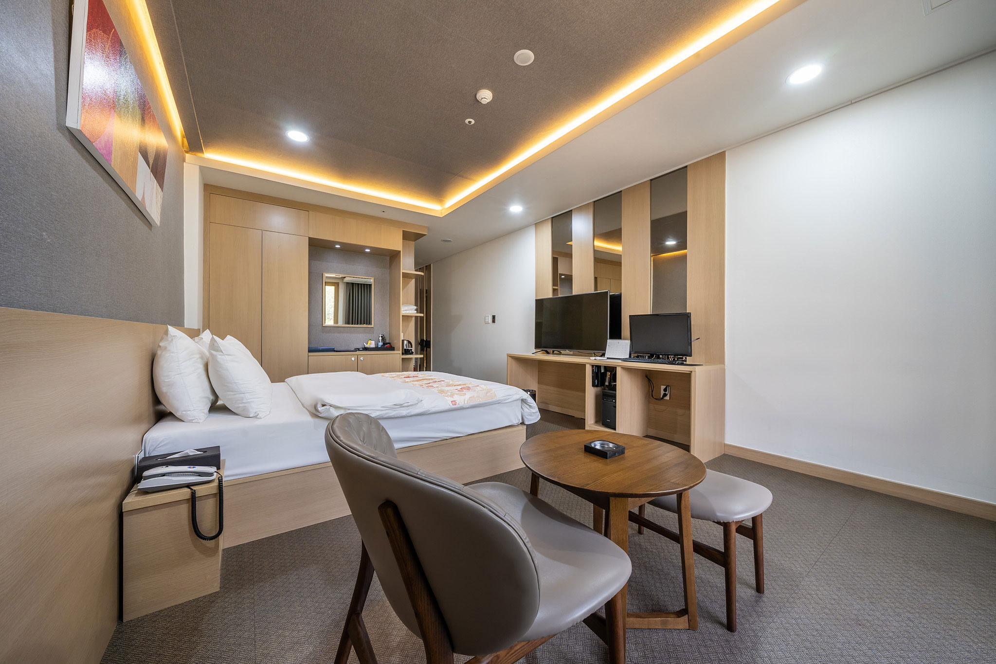 room detail thumbnail 2