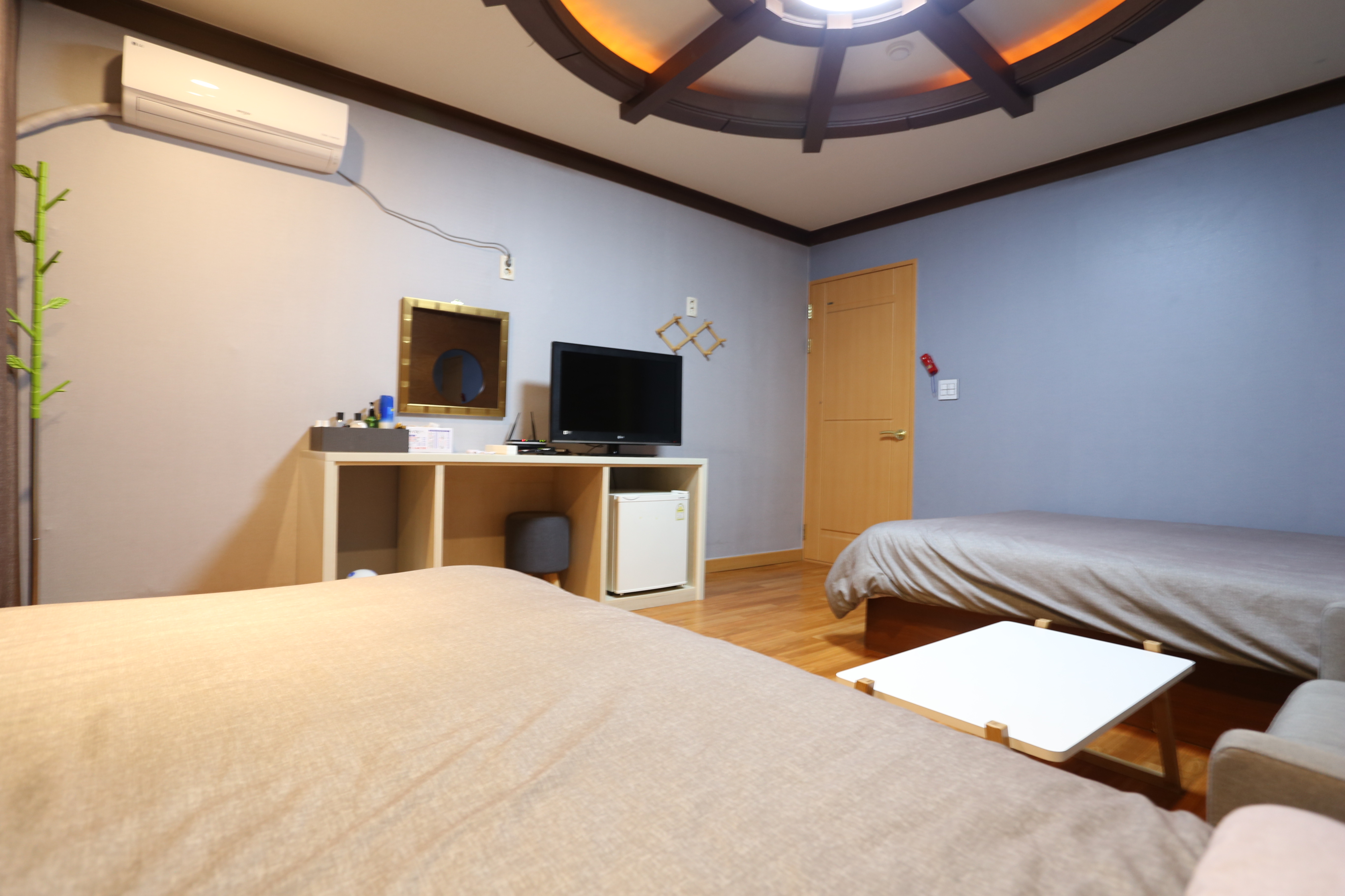 room detail thumbnail 2