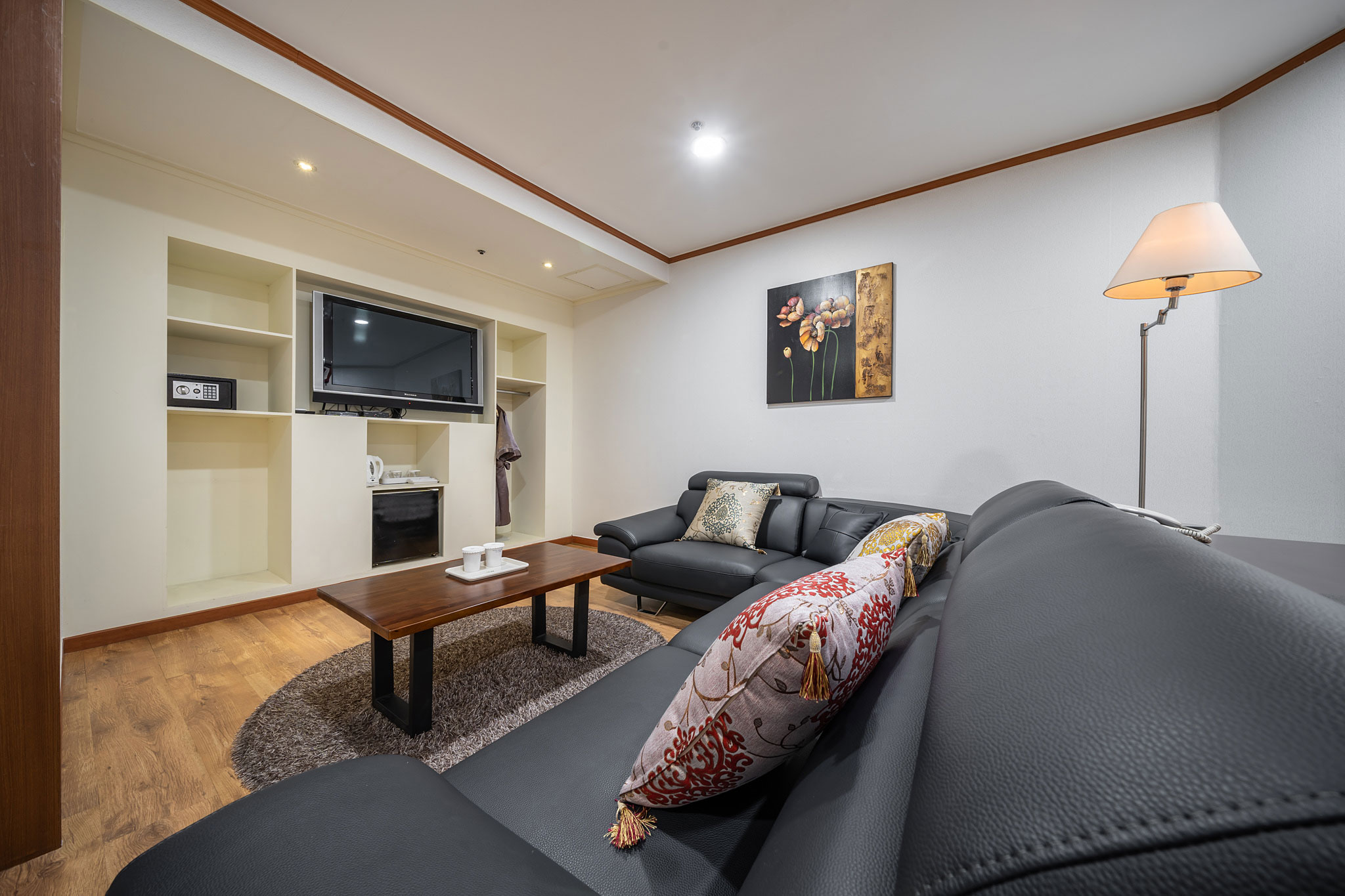 room detail thumbnail 2