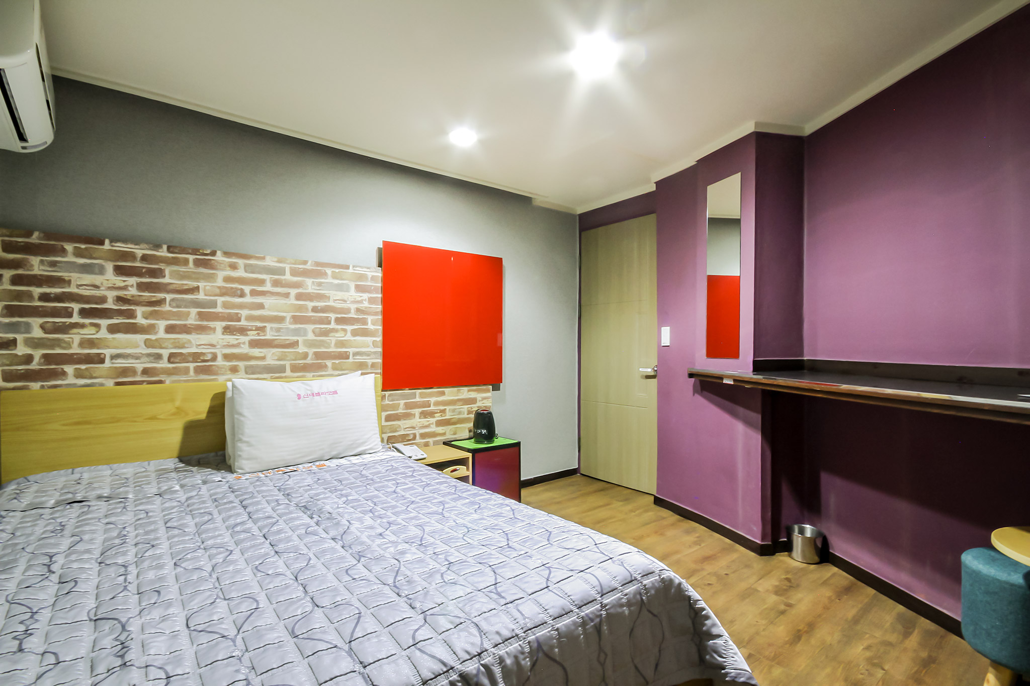 room detail thumbnail 2