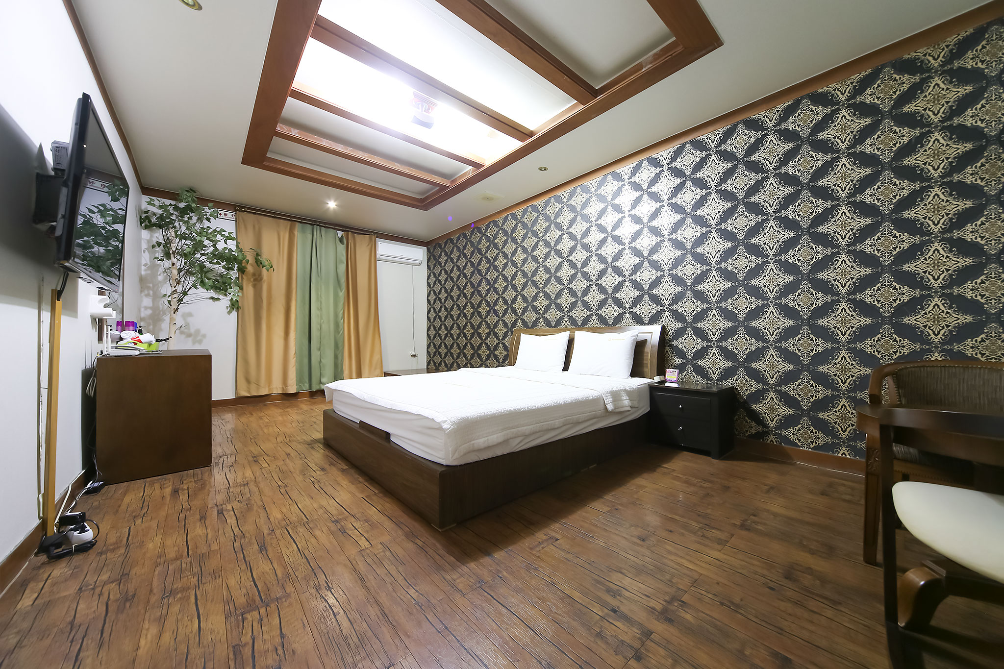 room detail thumbnail 1