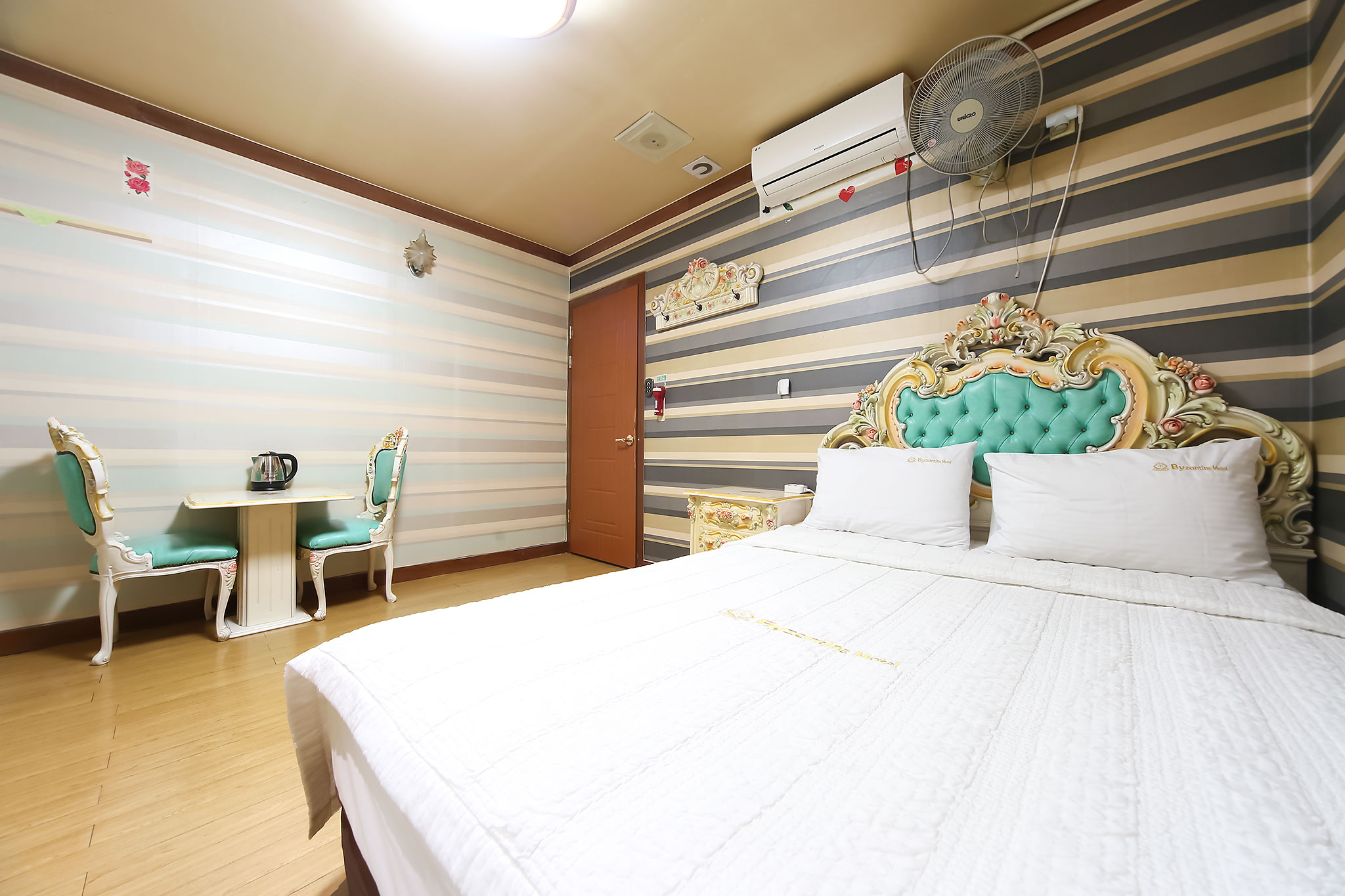 room detail thumbnail 2