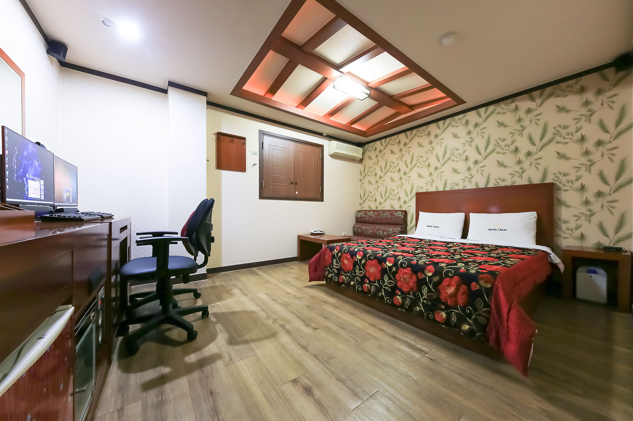 room detail thumbnail 1