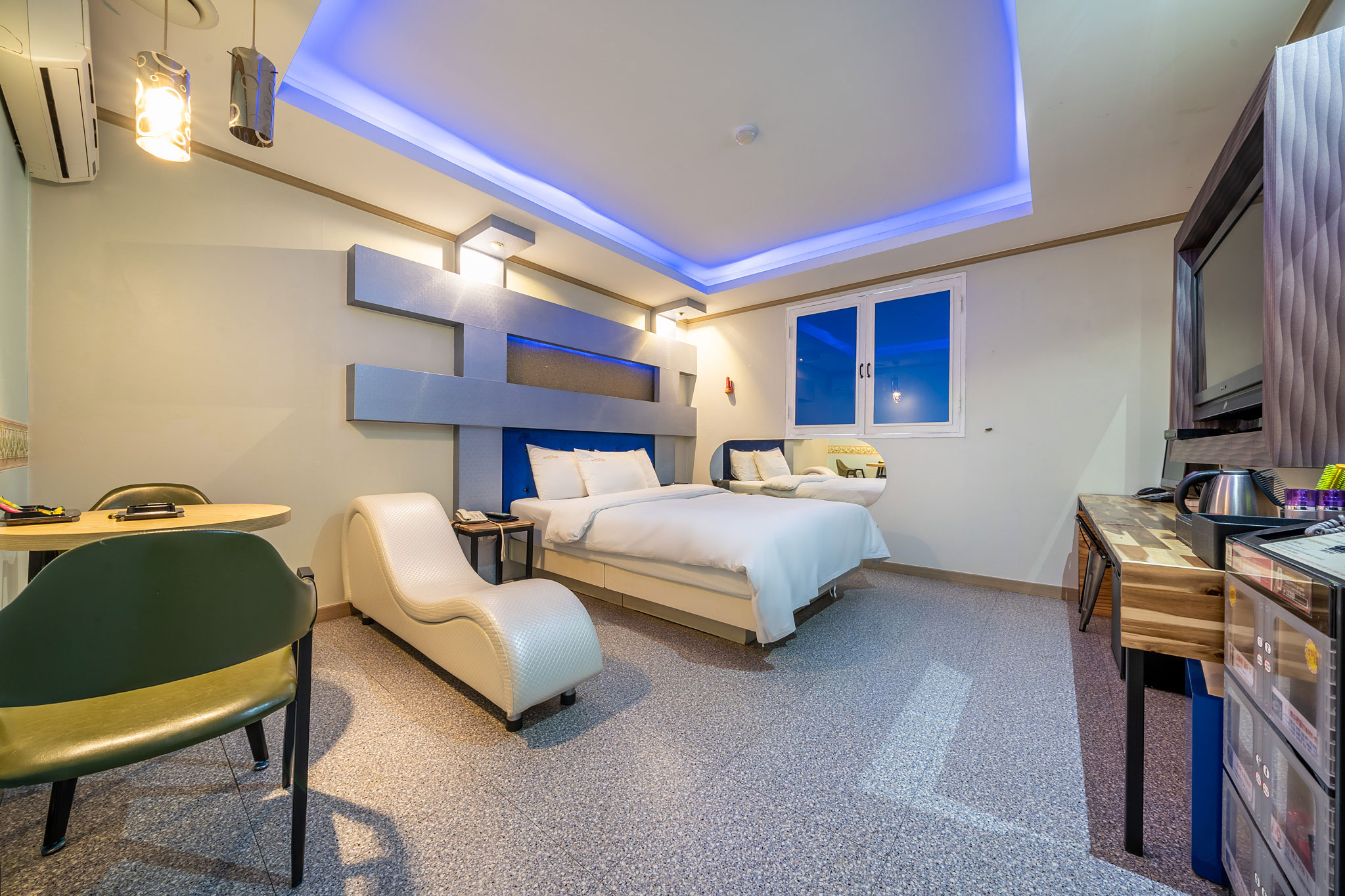 room detail thumbnail 2