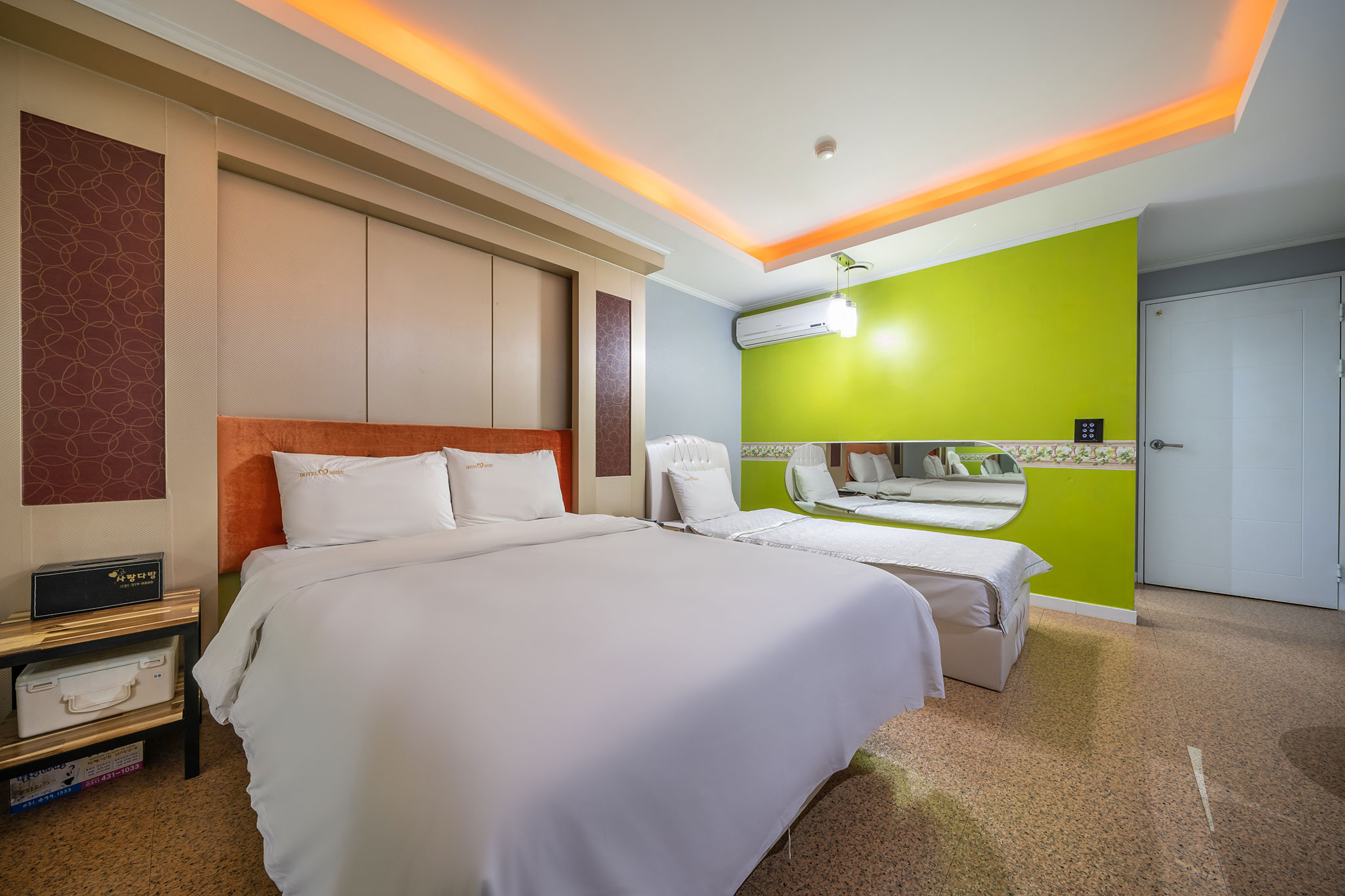 room detail thumbnail 2