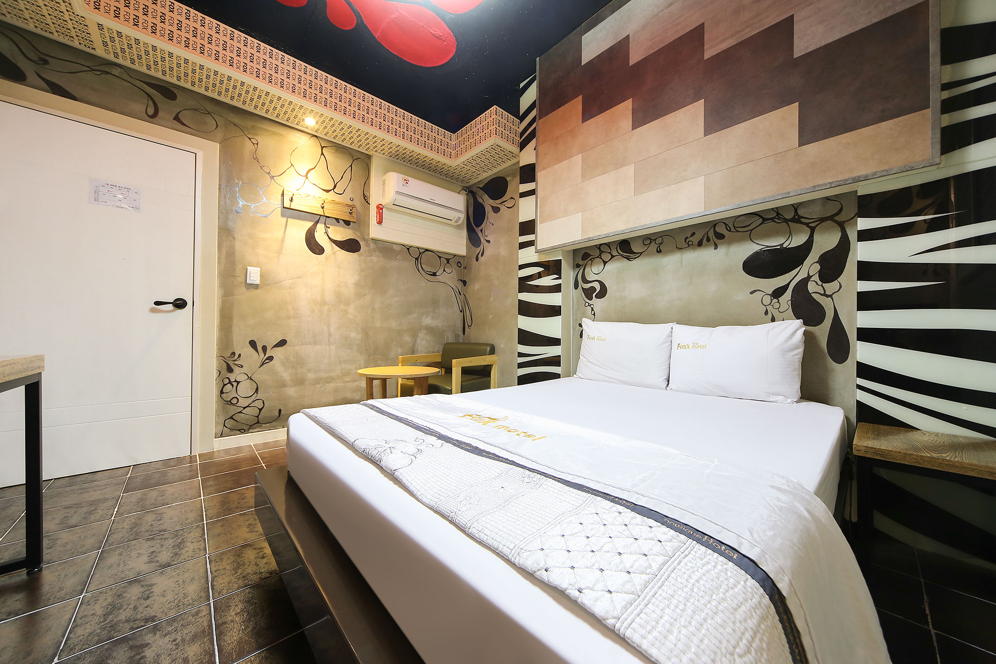 room detail thumbnail 2