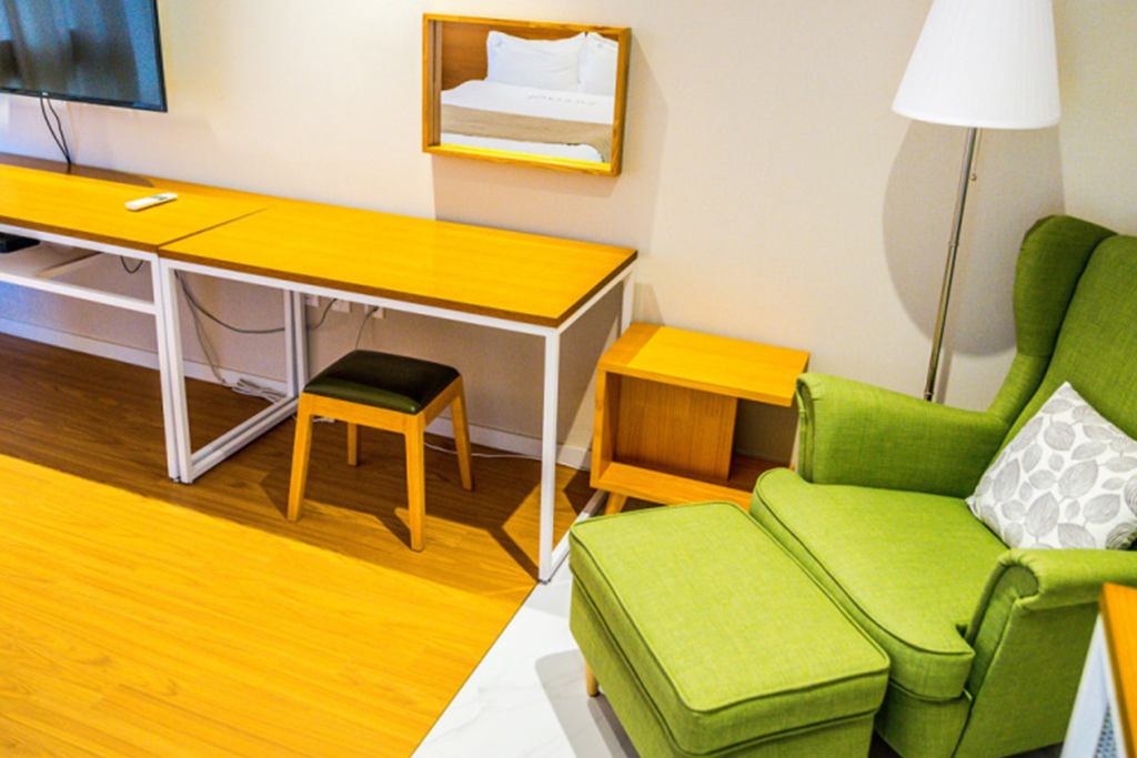 room detail thumbnail 2