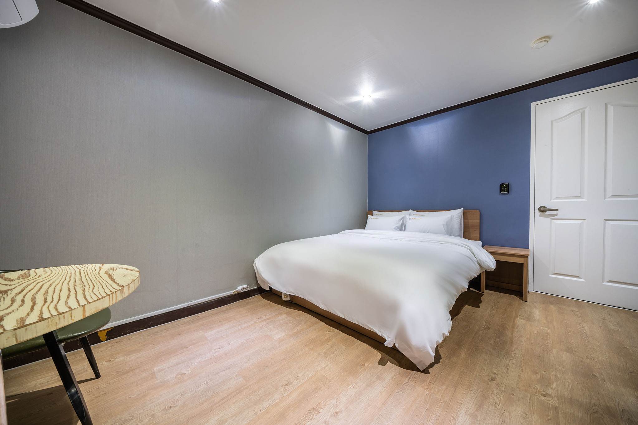 room detail thumbnail 1