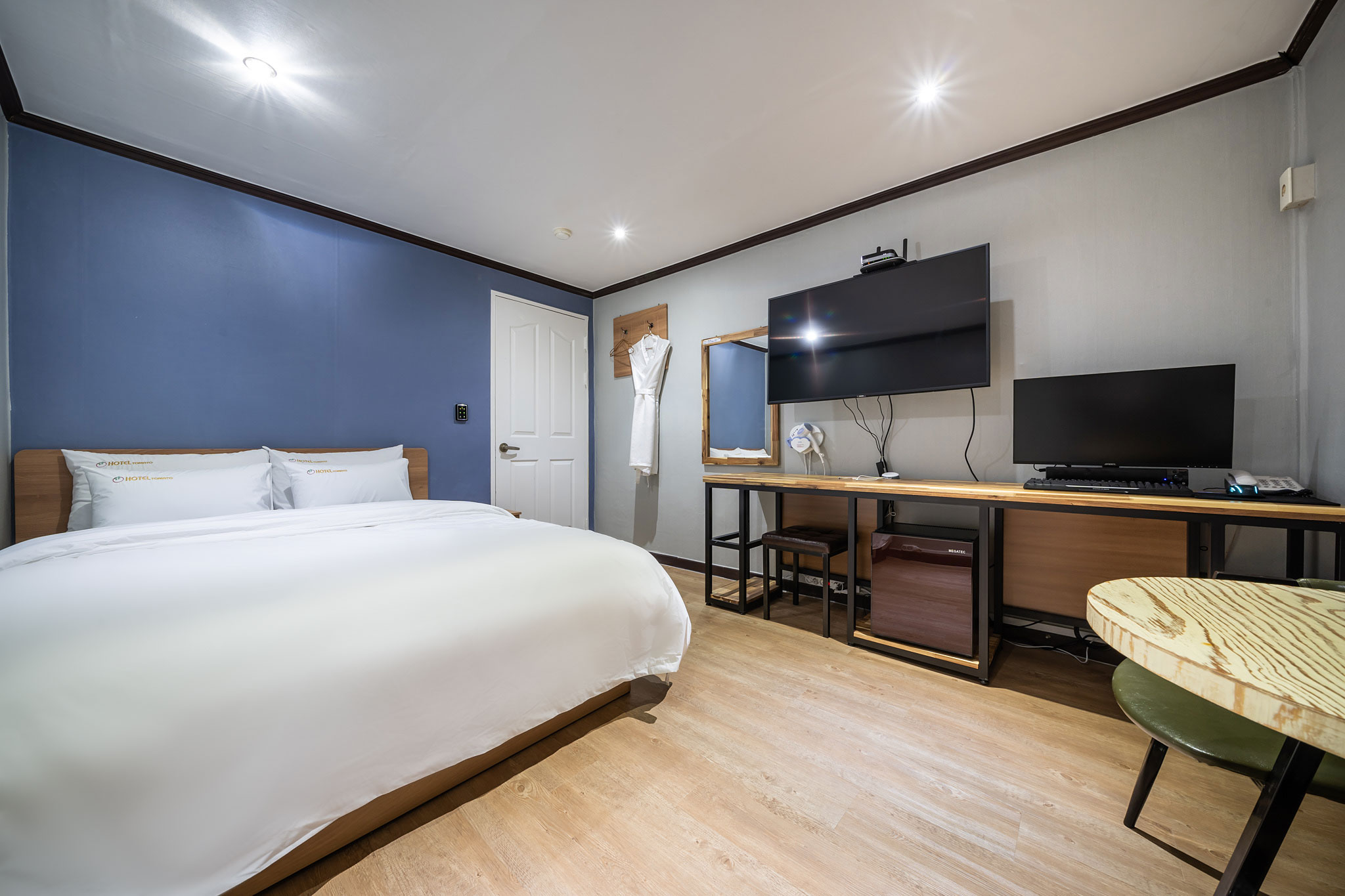 room detail thumbnail 2