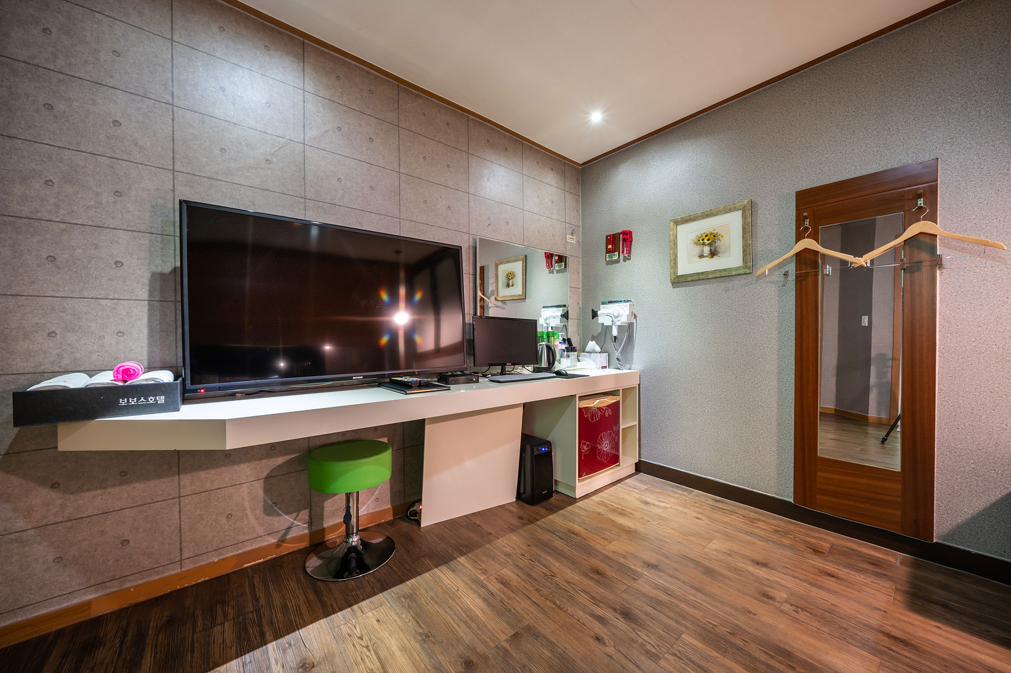 room detail thumbnail 2
