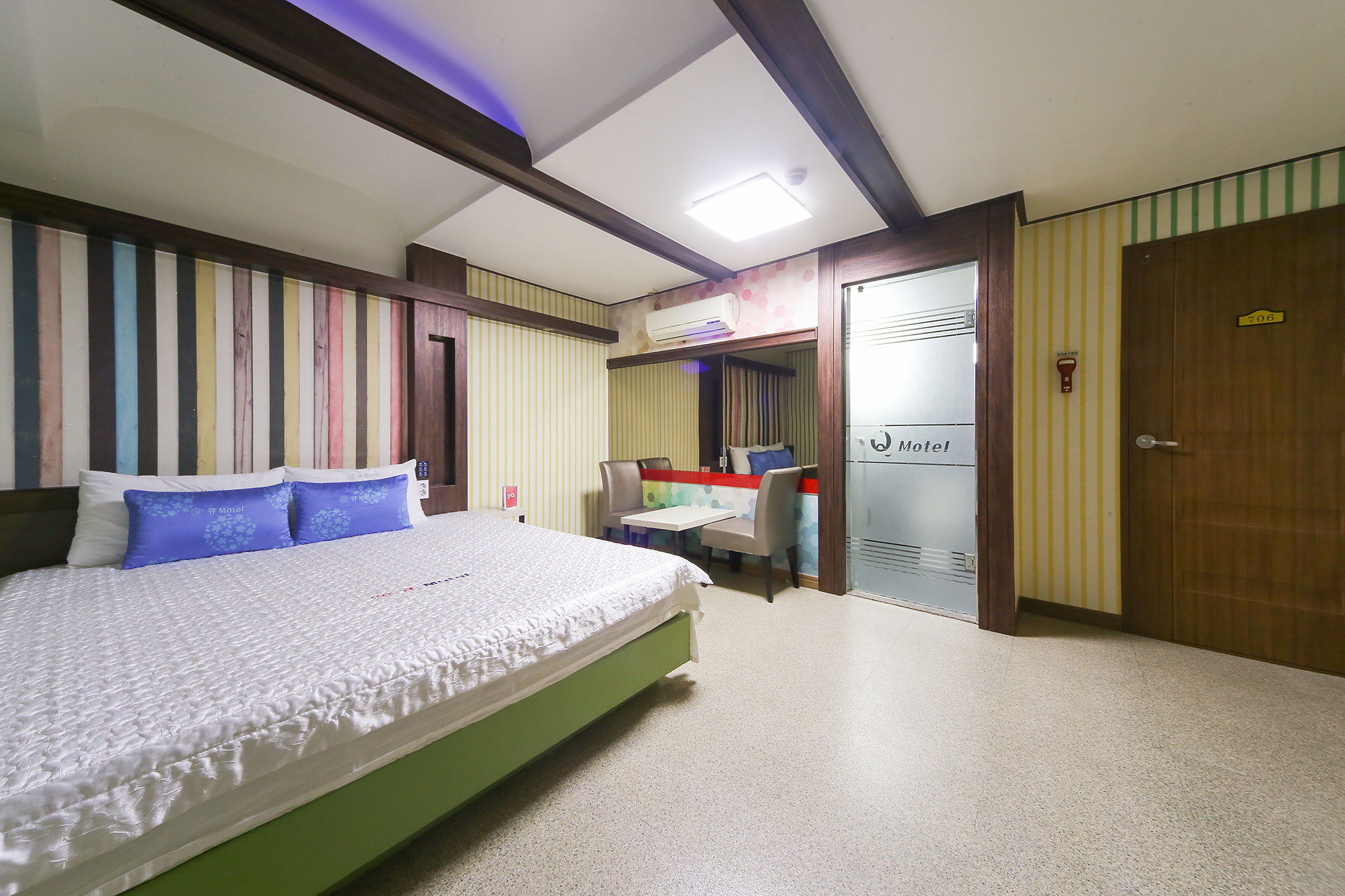 room detail thumbnail 2
