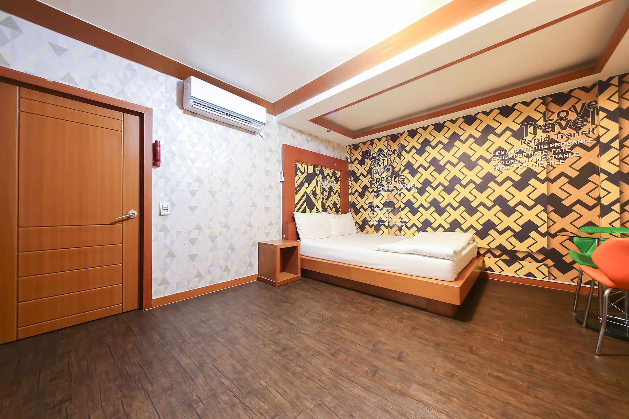 room detail thumbnail 2