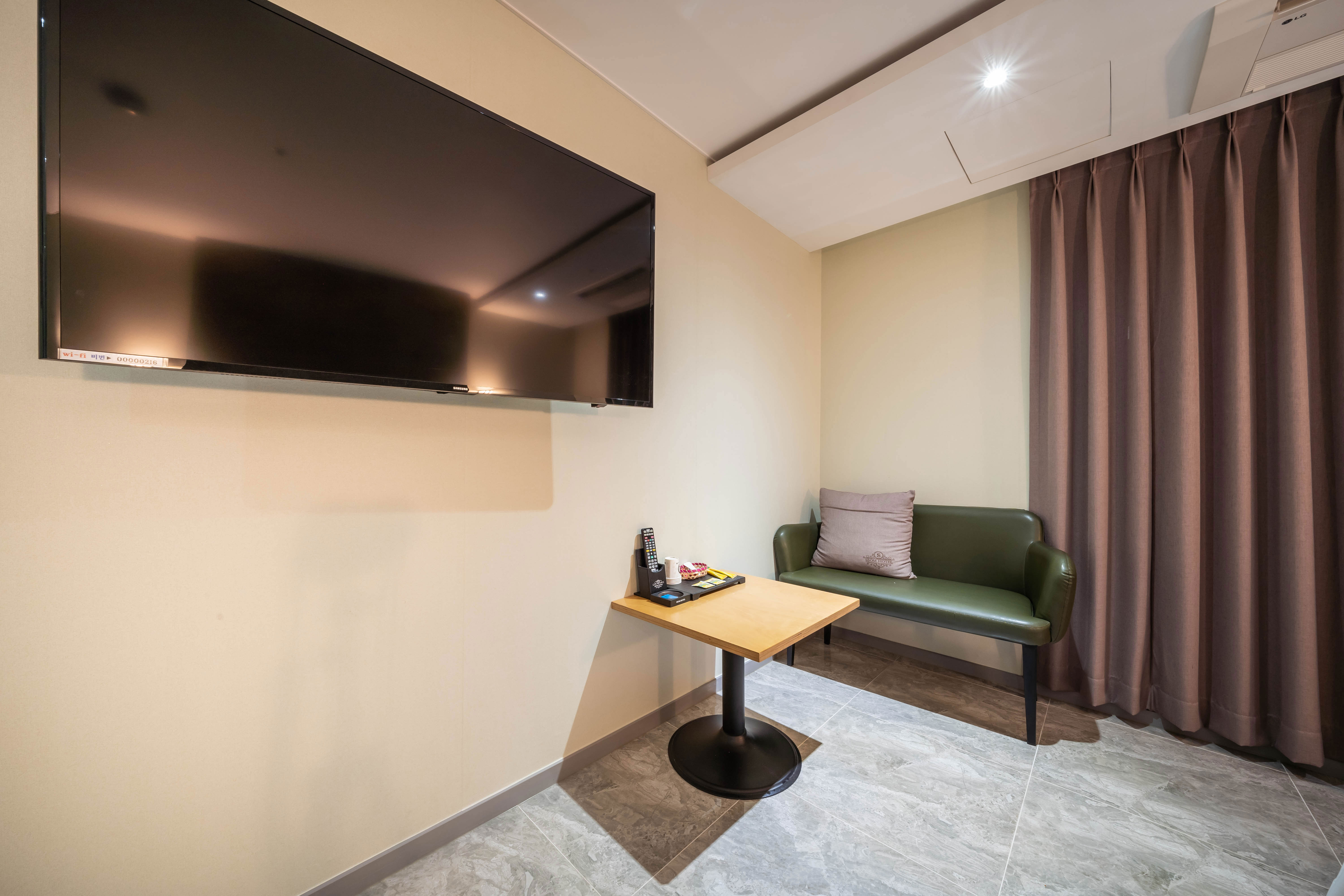 room detail thumbnail 1