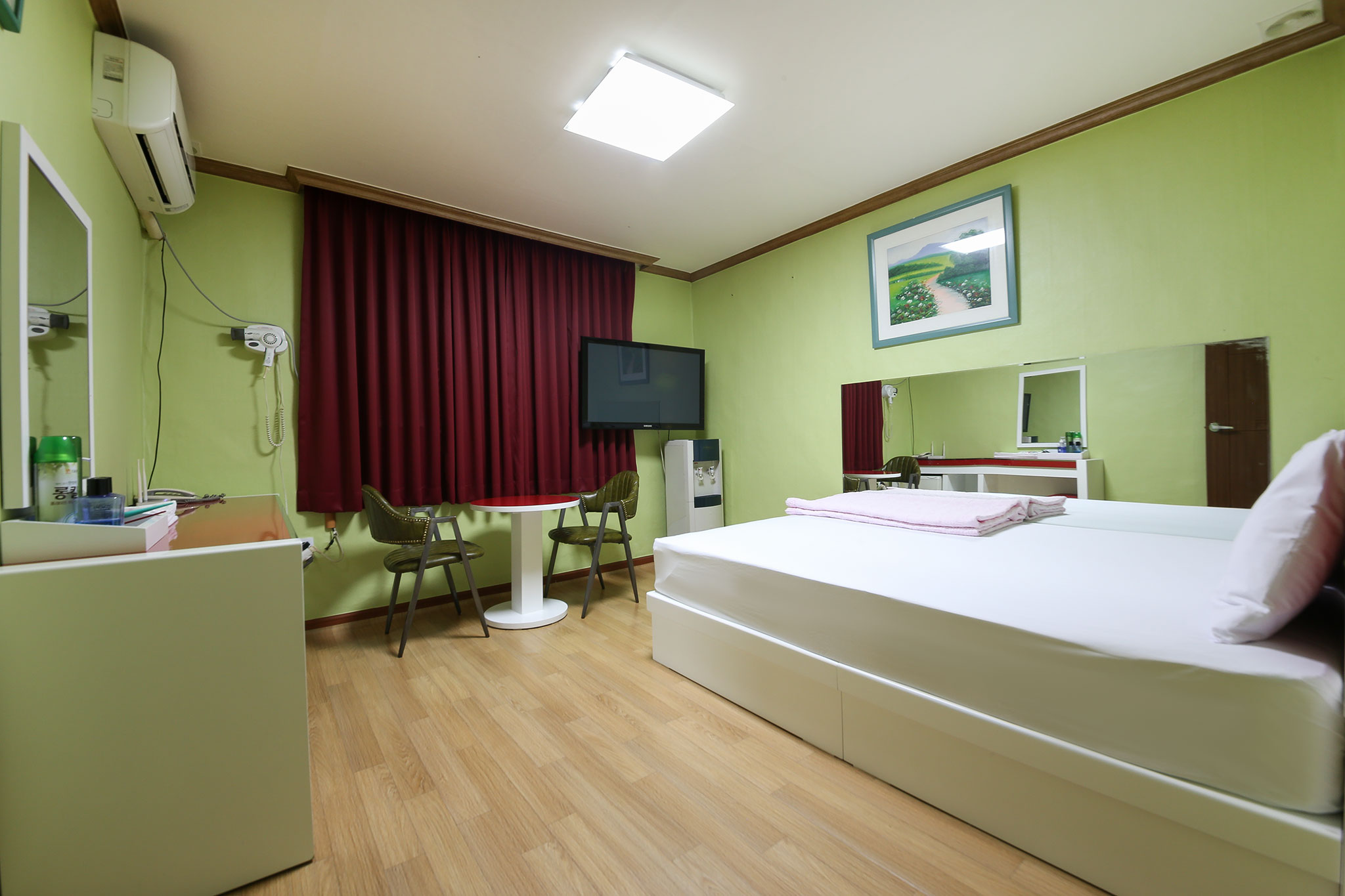 room detail thumbnail 1