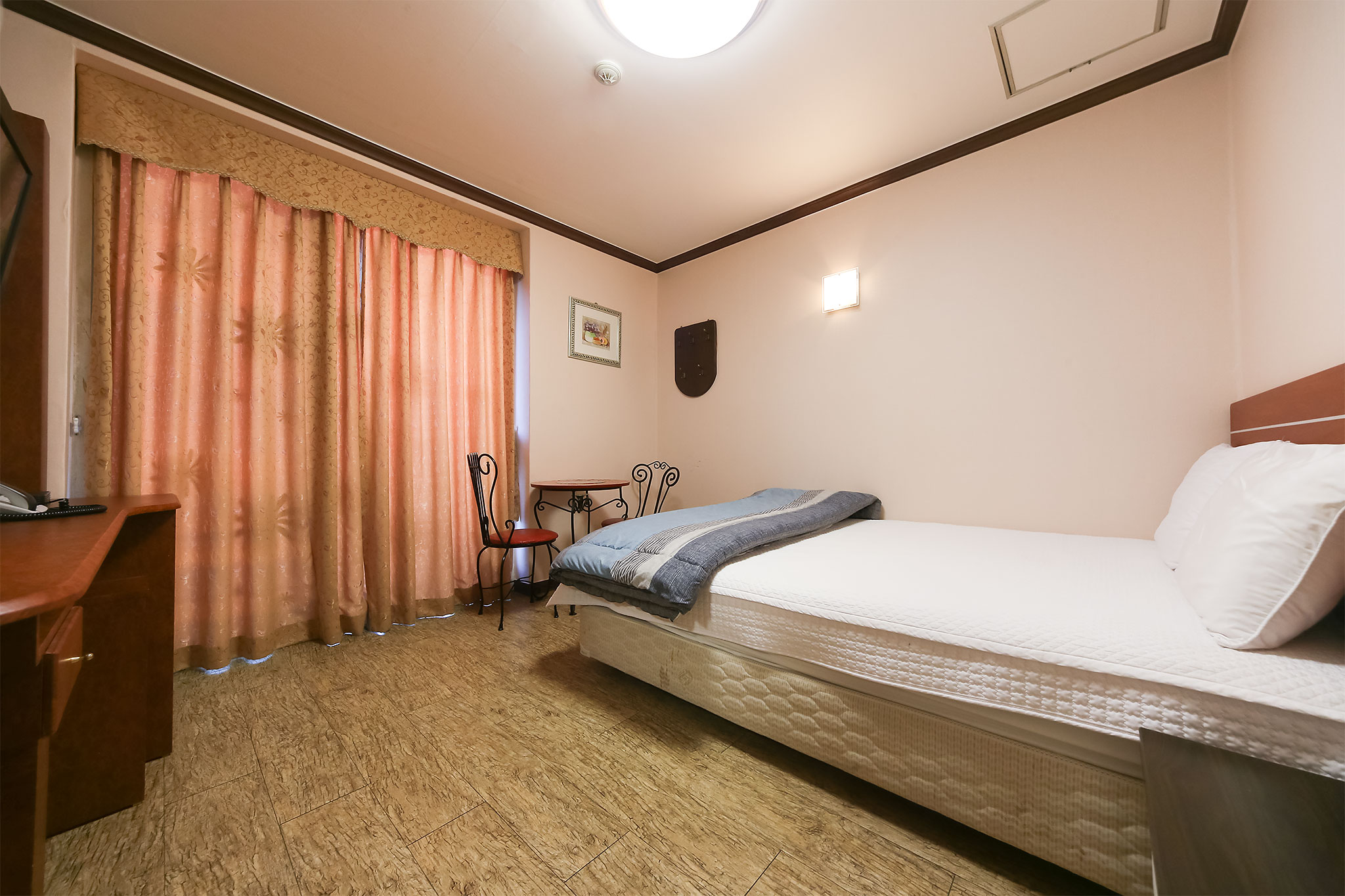 room detail thumbnail 2