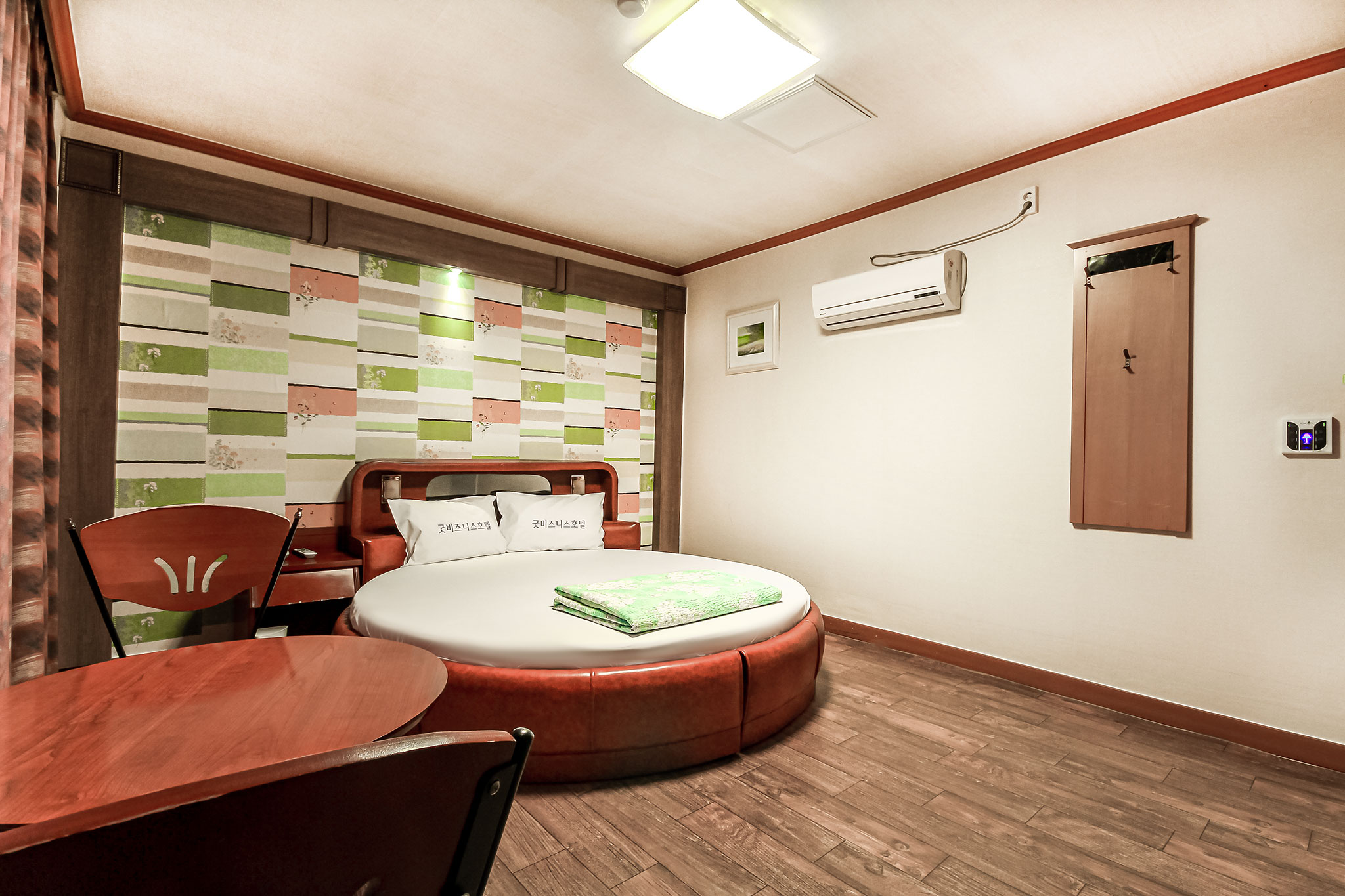 room detail thumbnail 2