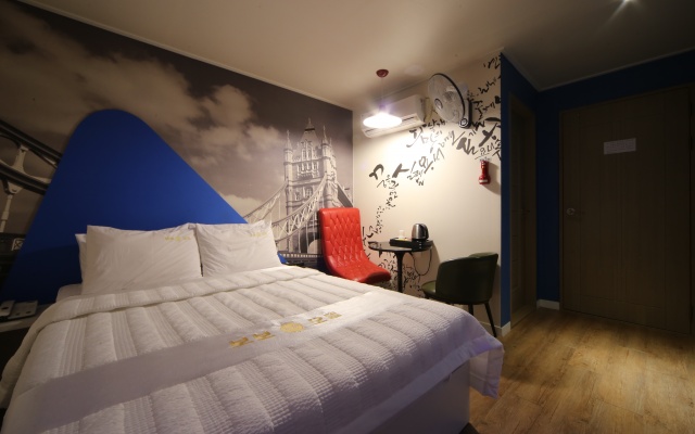 room detail thumbnail 2