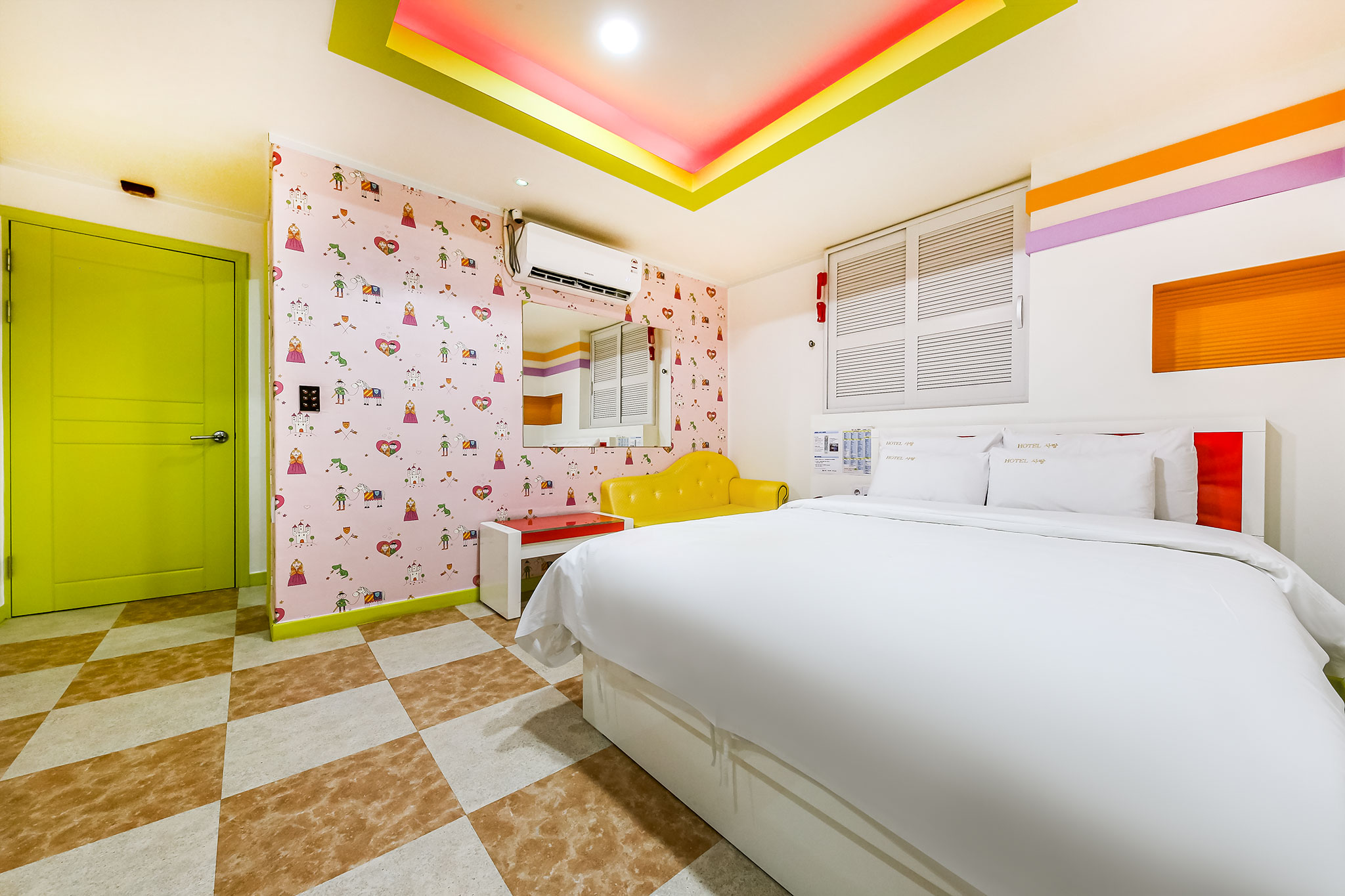 room detail thumbnail 2