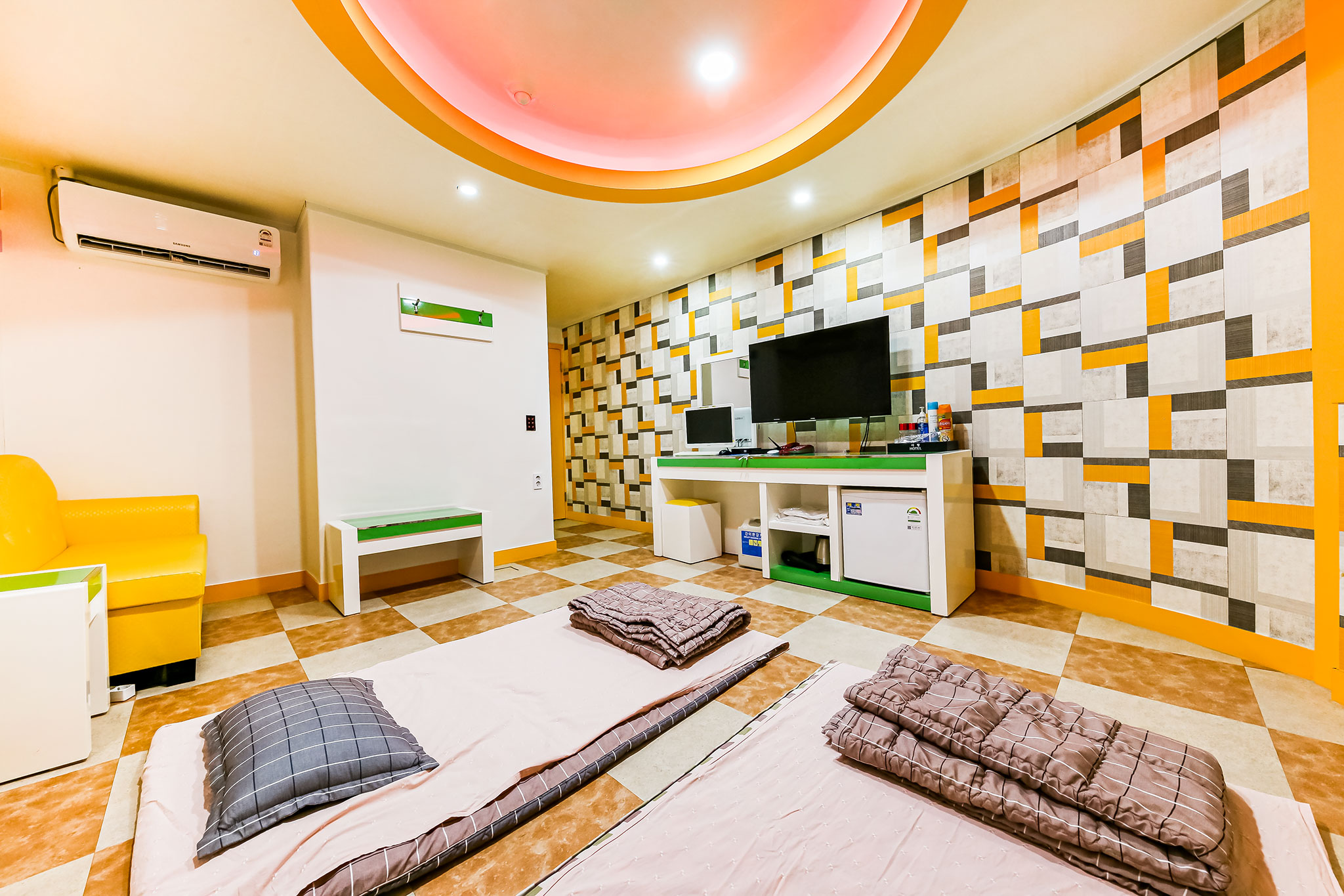 room detail thumbnail 2