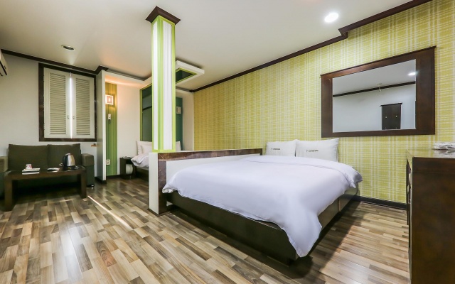 room detail thumbnail 2