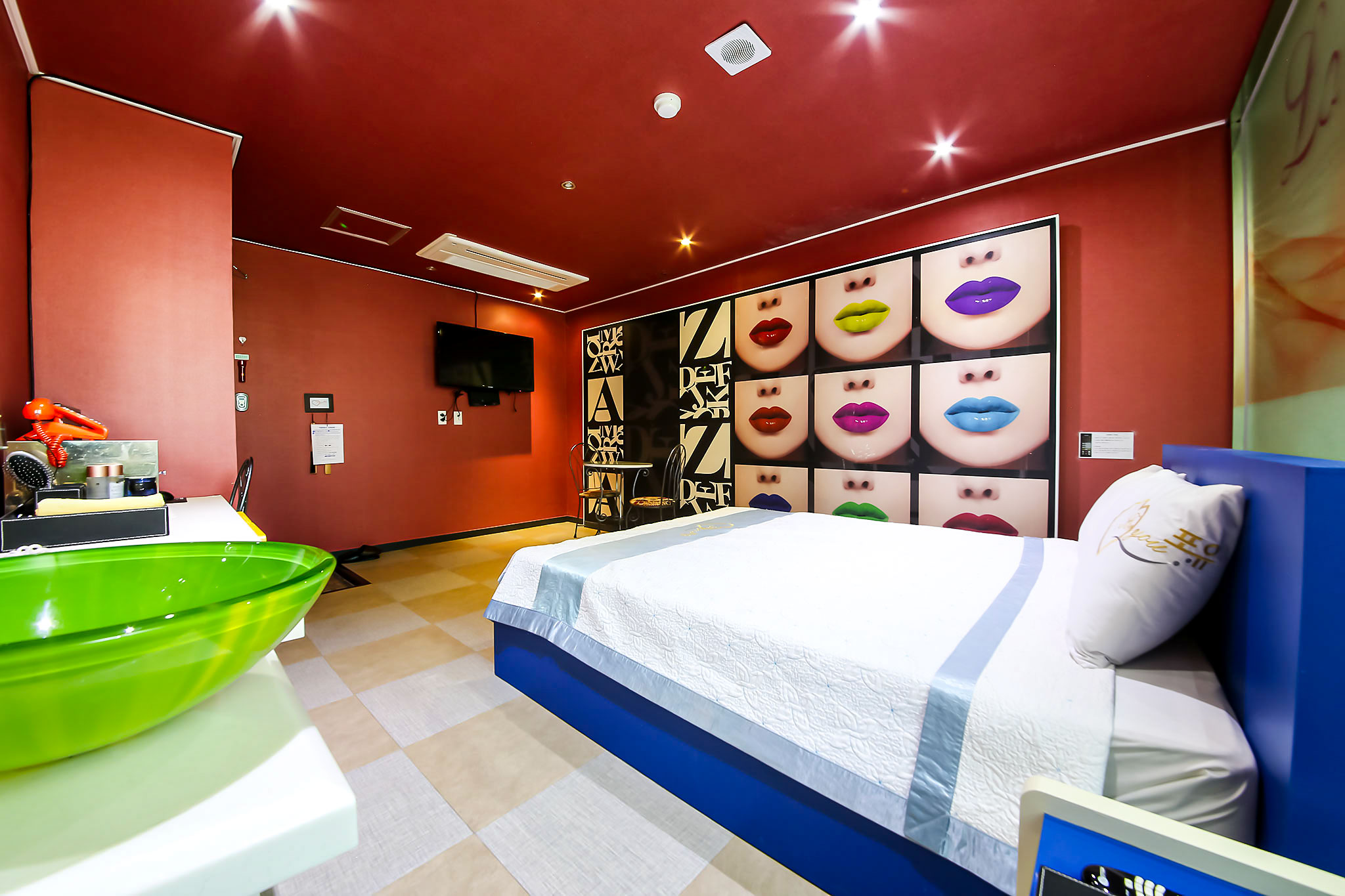 room detail thumbnail 2