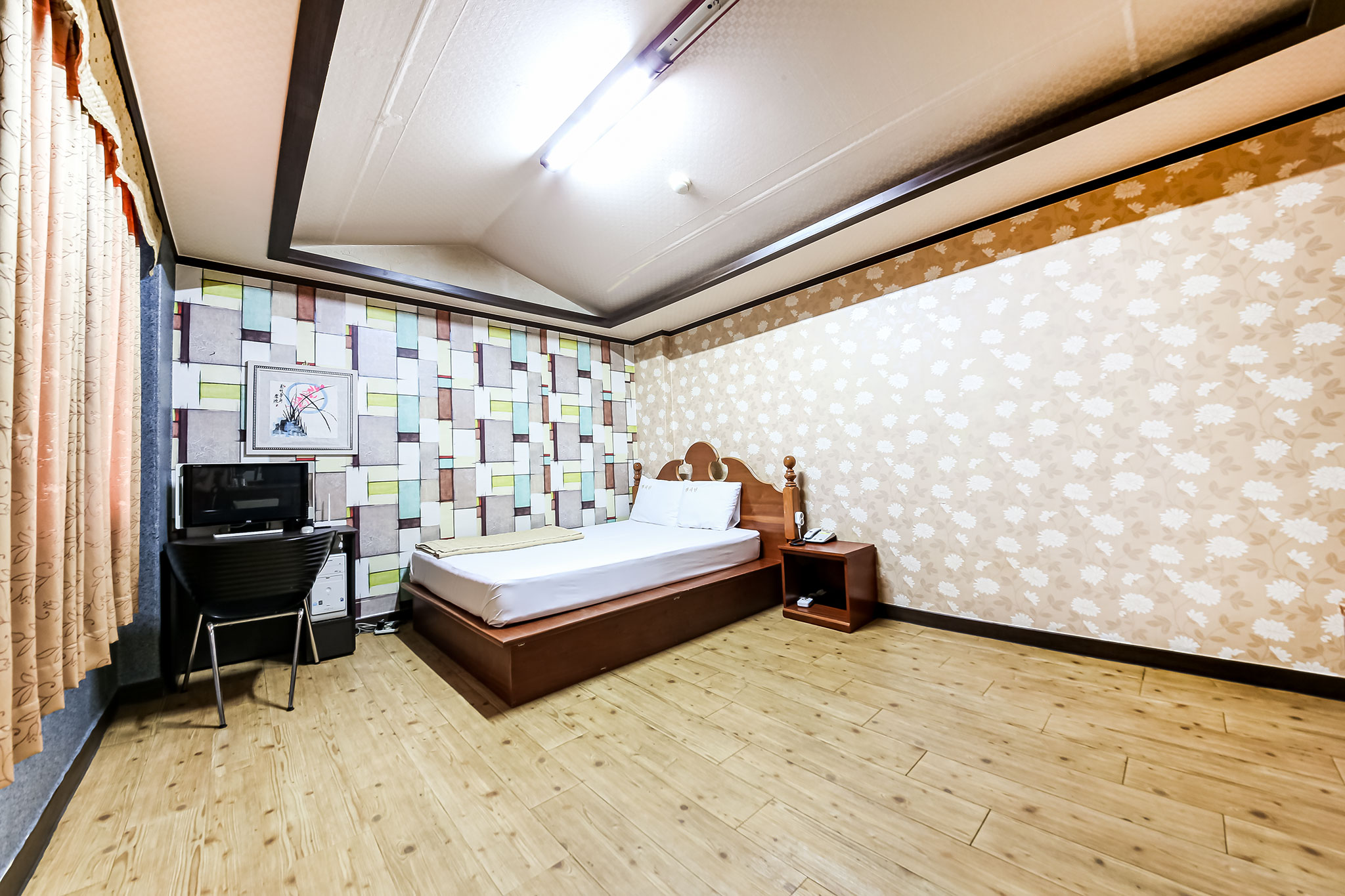 room detail thumbnail 2