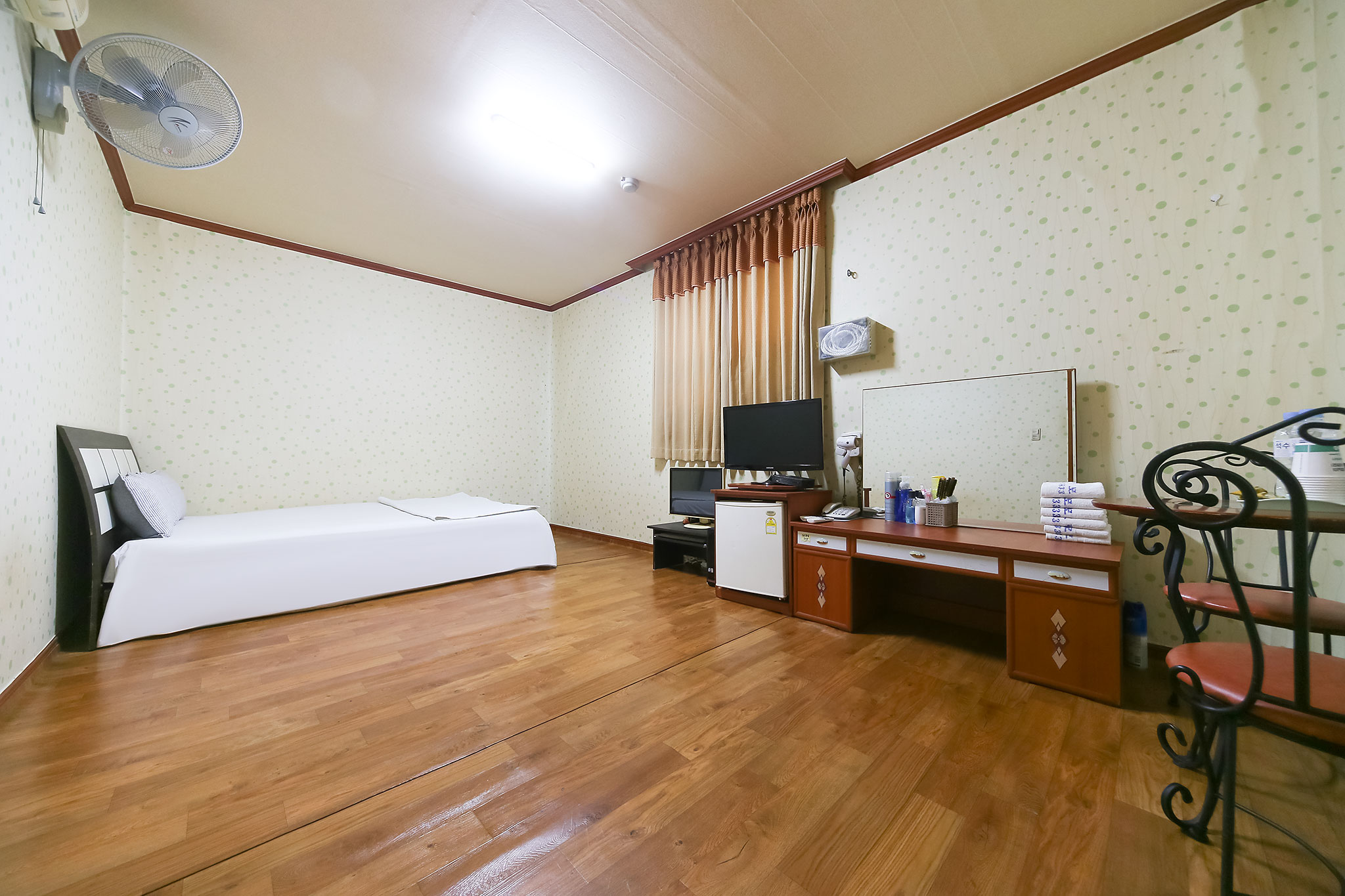 room detail thumbnail 2