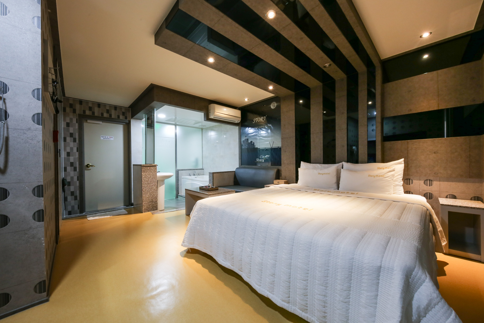 room detail thumbnail 2