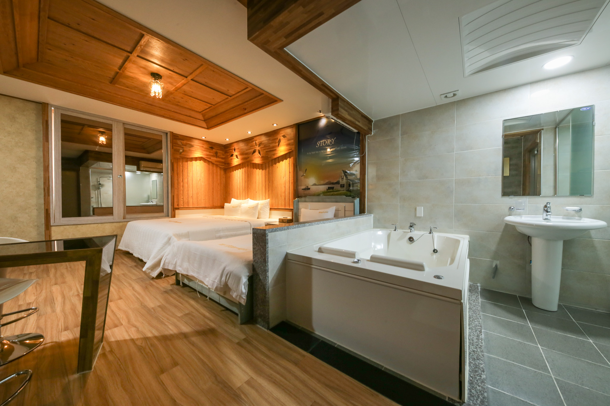 room detail thumbnail 1