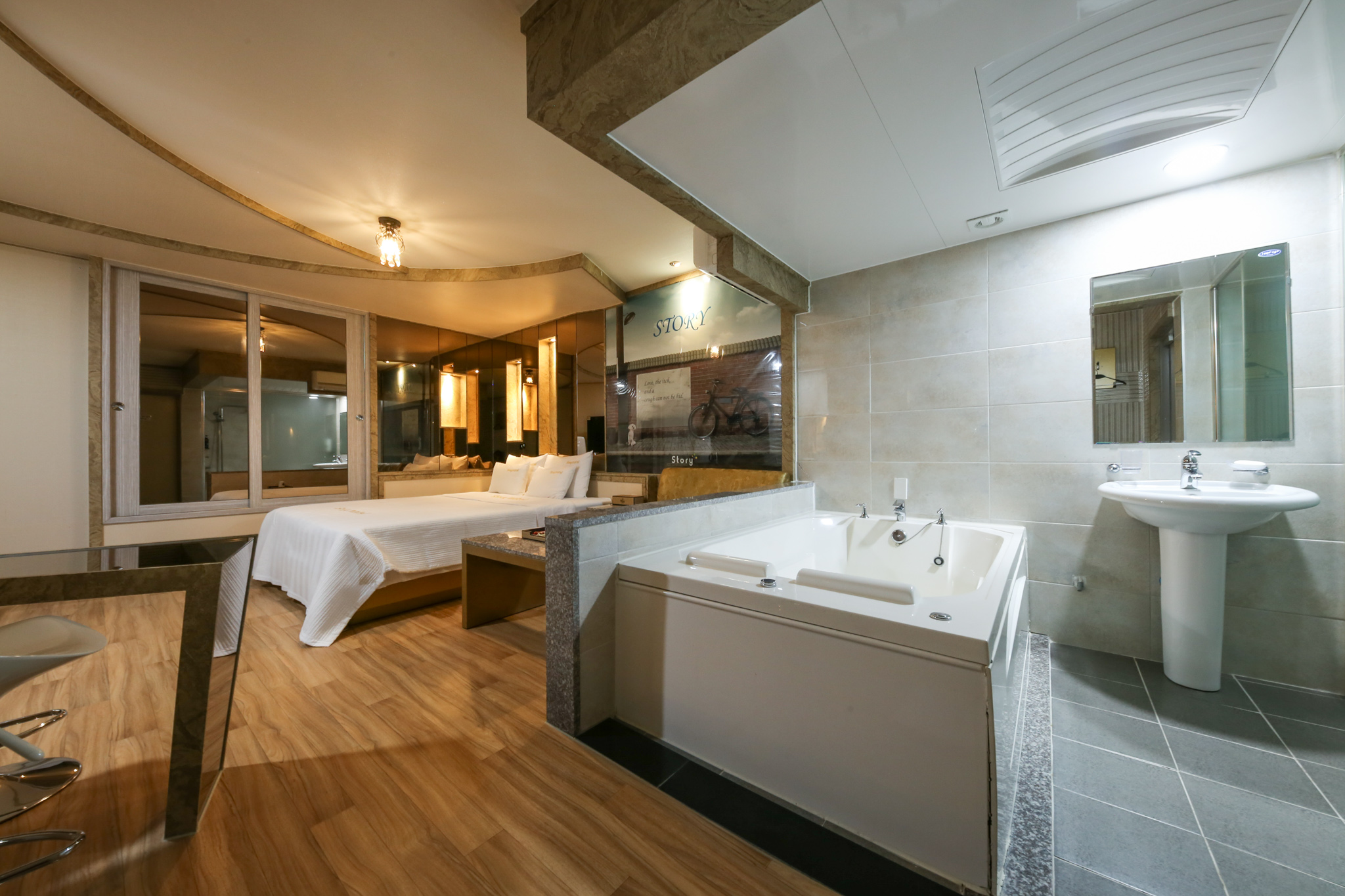 room detail thumbnail 1