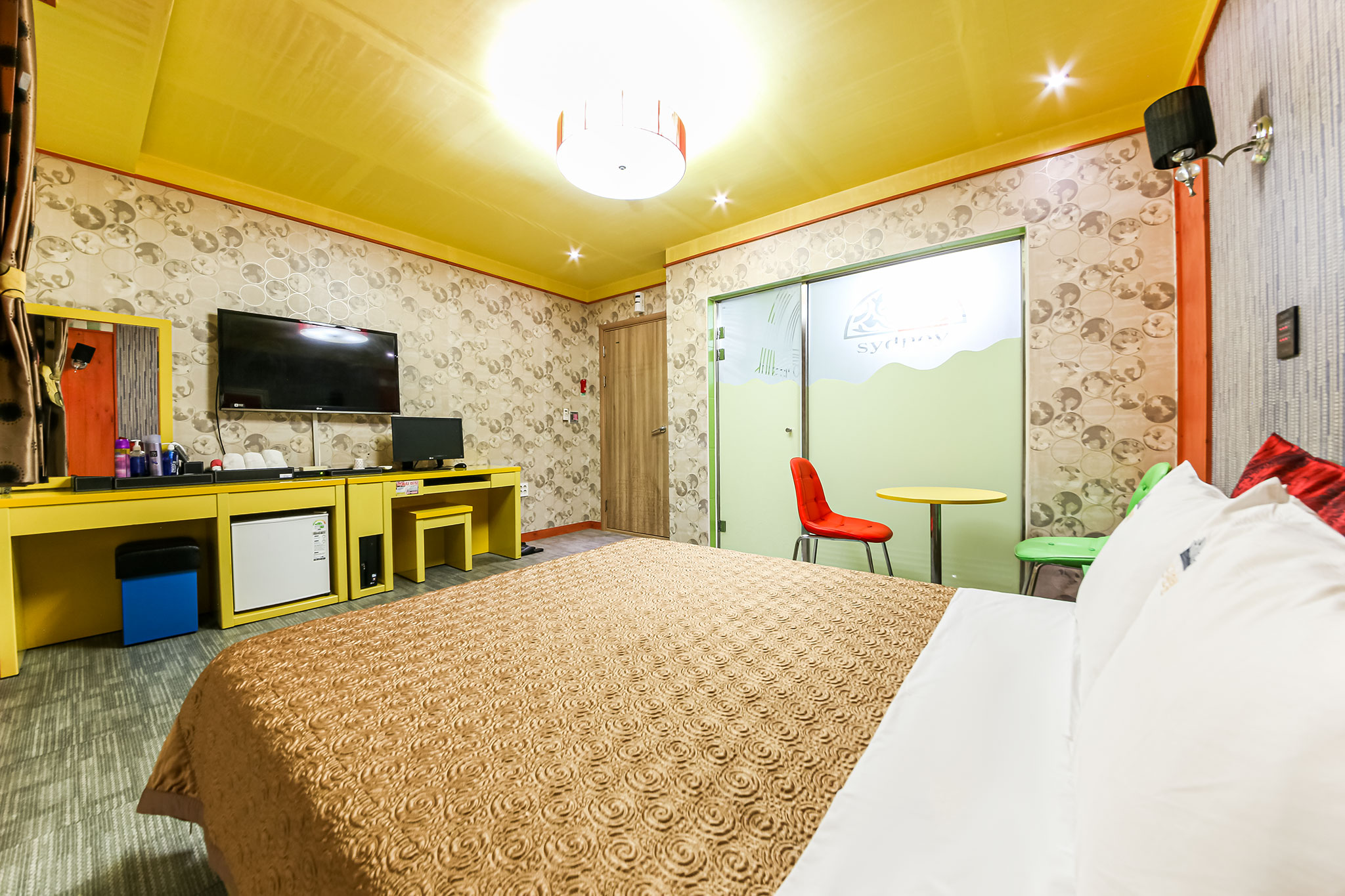 room detail thumbnail 2