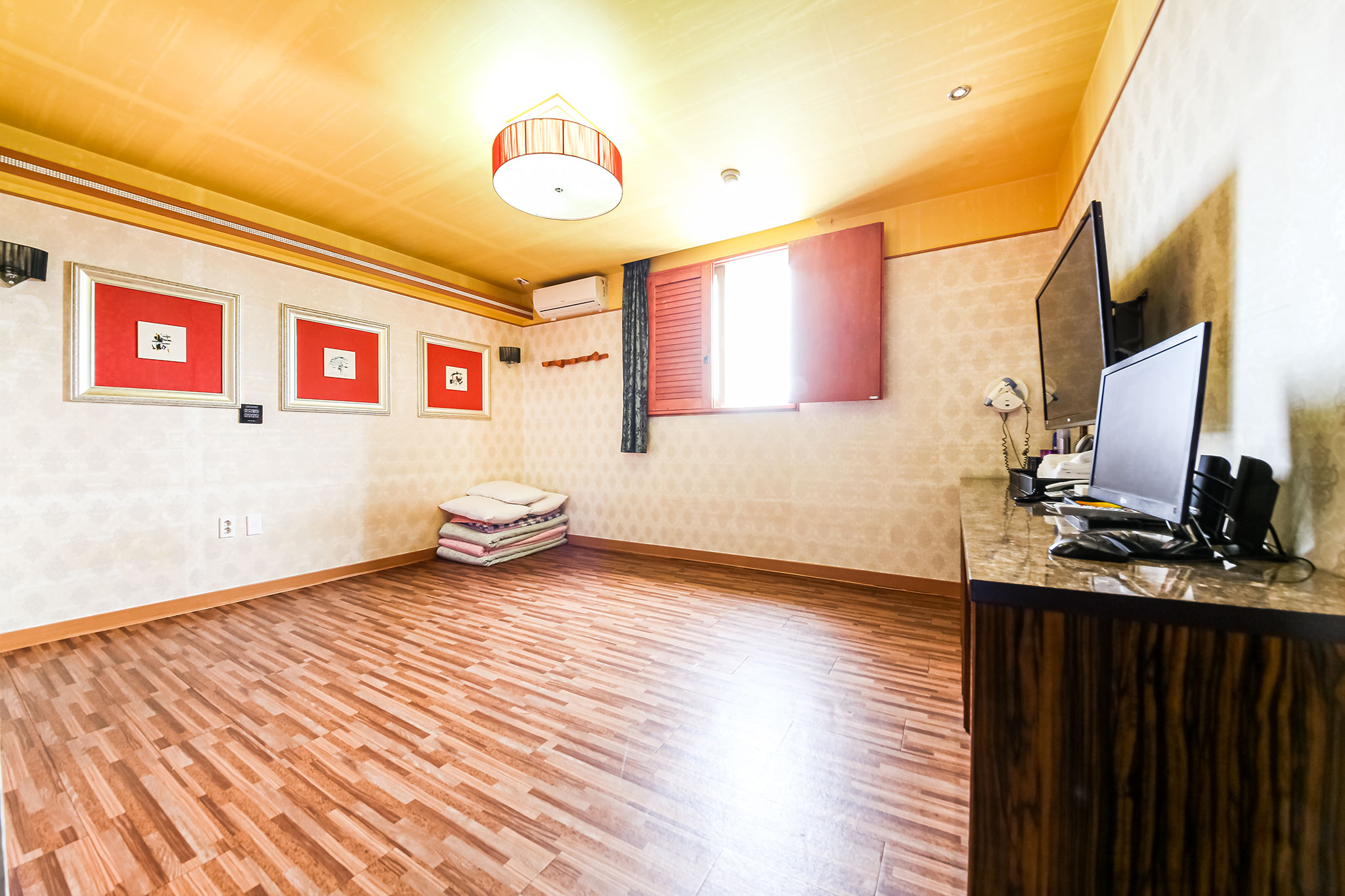 room detail thumbnail 1