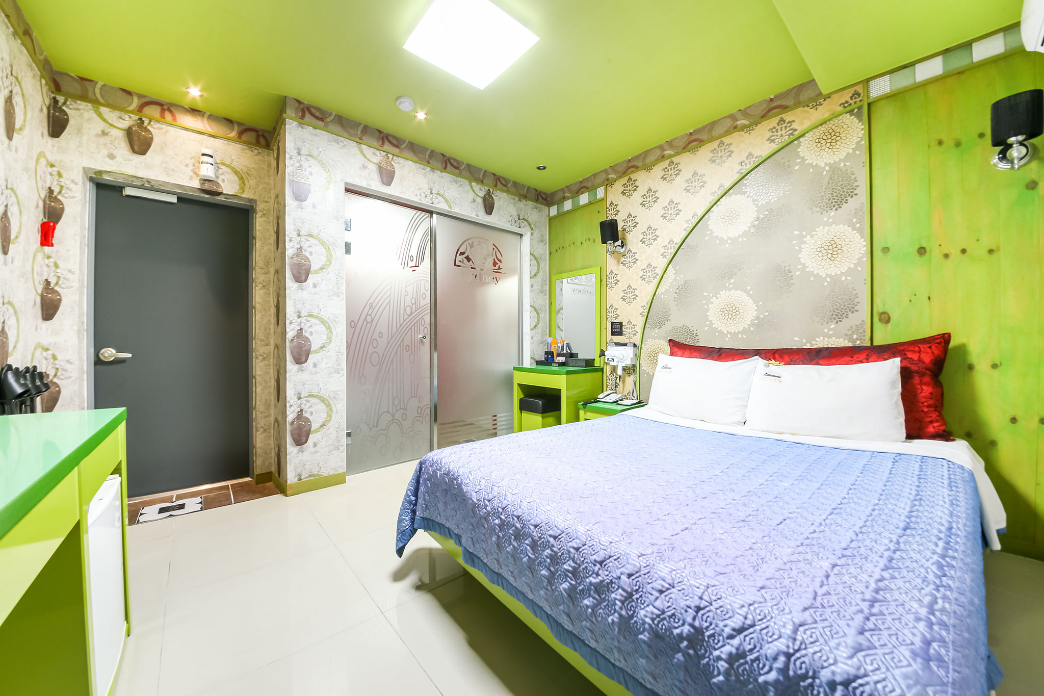 room detail thumbnail 2