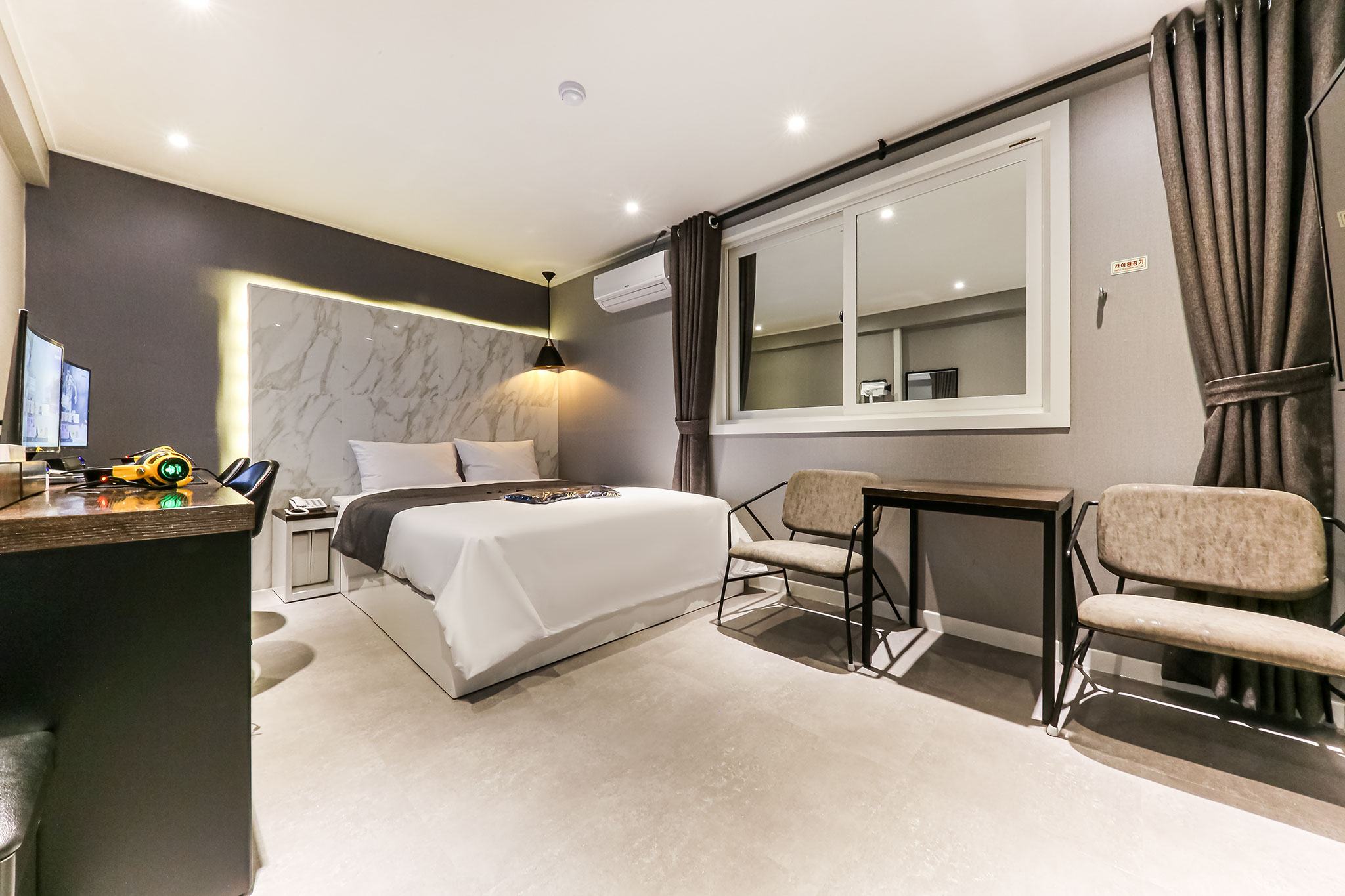 room detail thumbnail 2