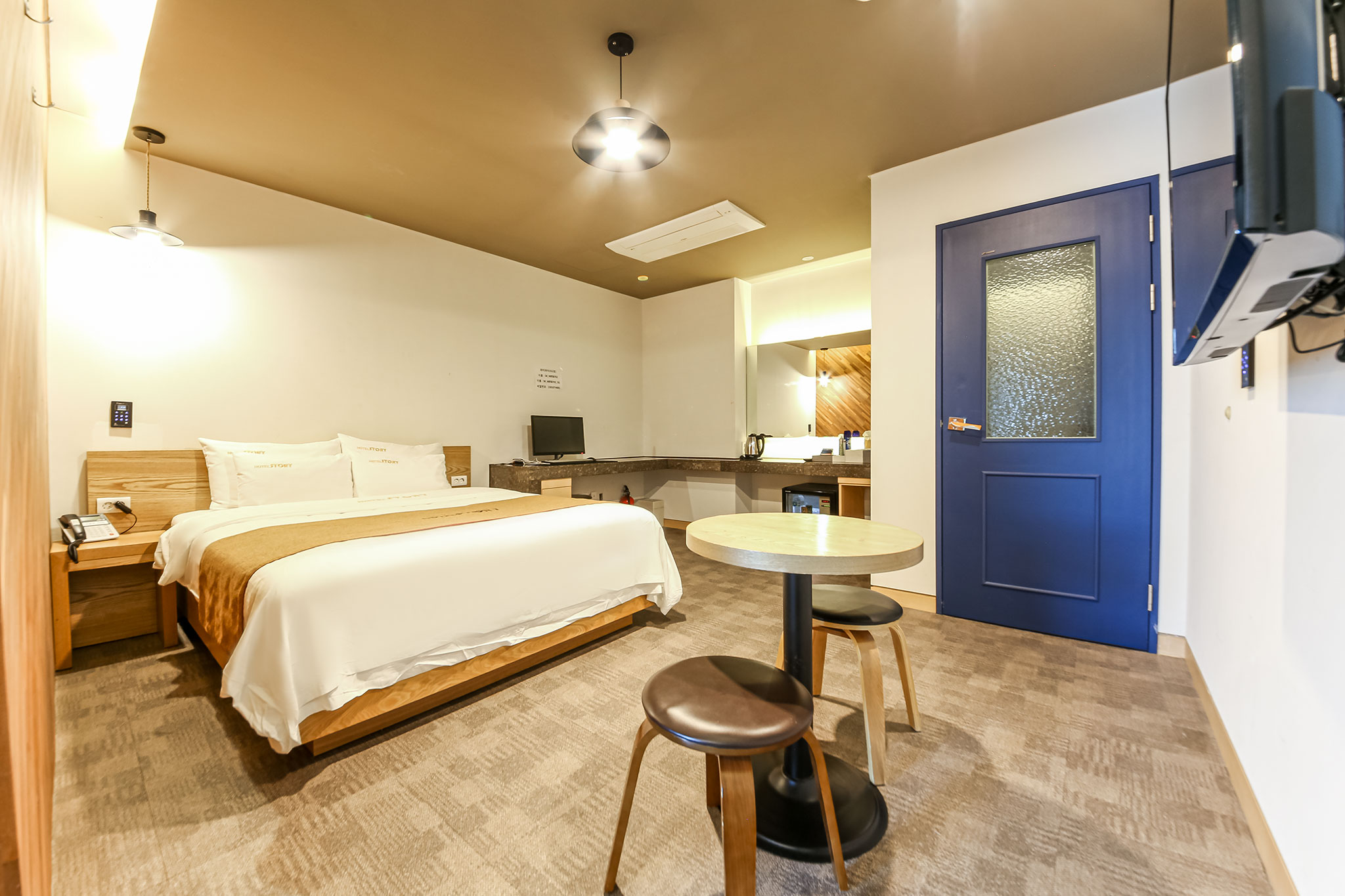room detail thumbnail 2