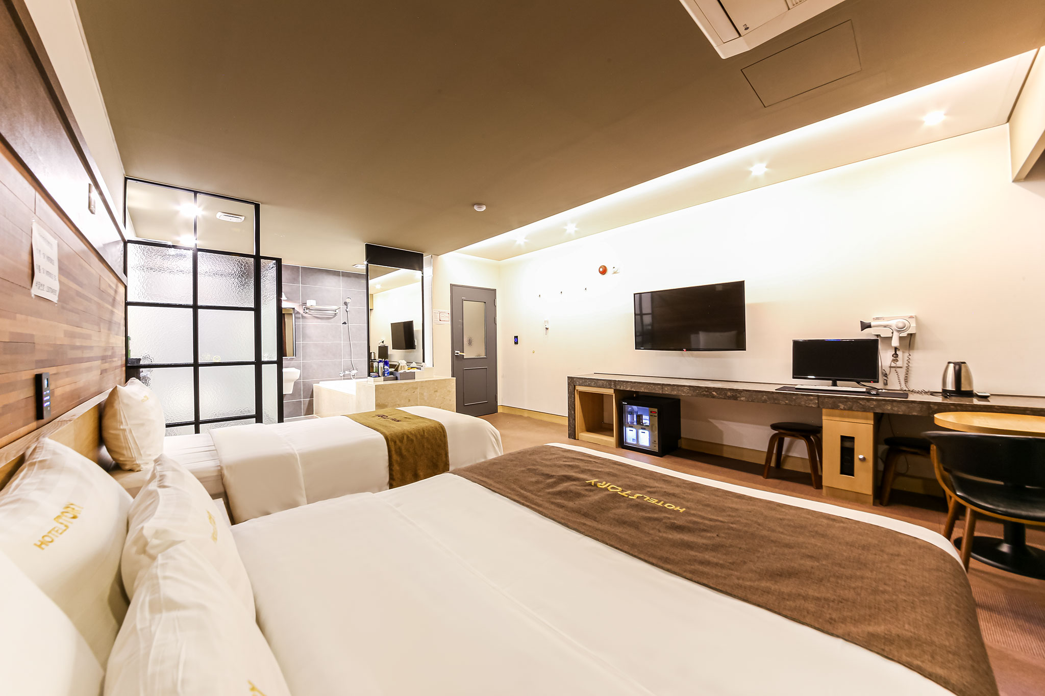 room detail thumbnail 2