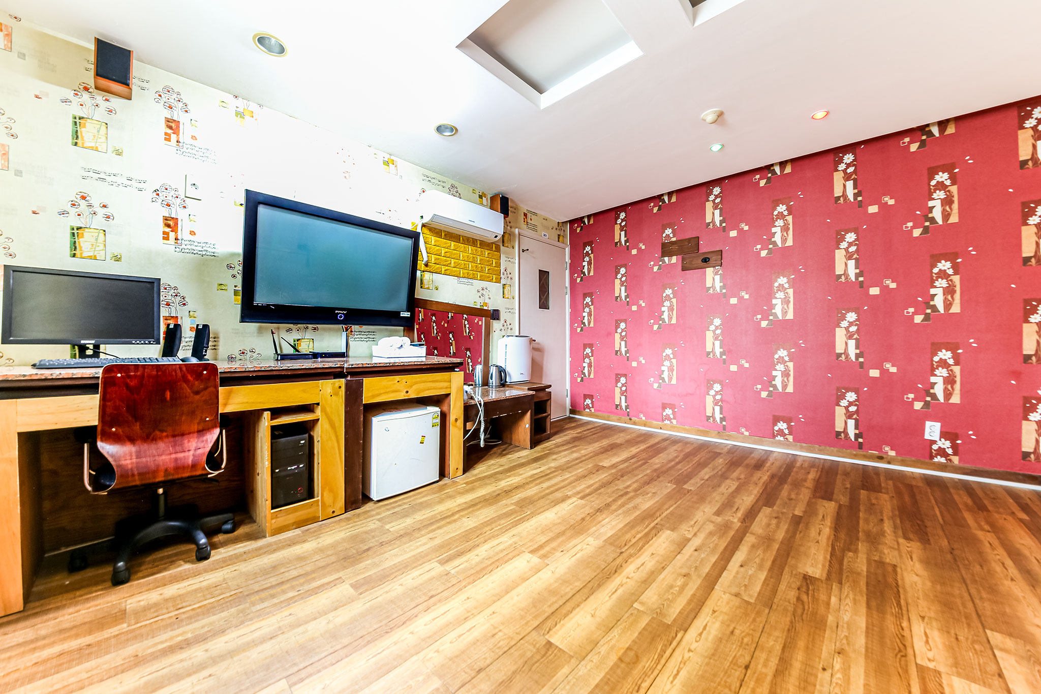 room detail thumbnail 2