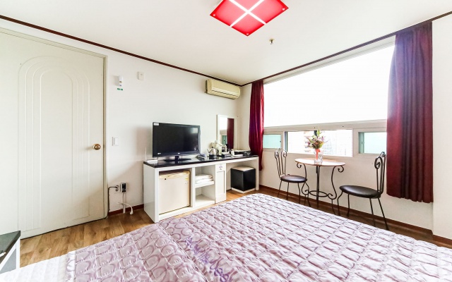 room detail thumbnail 1