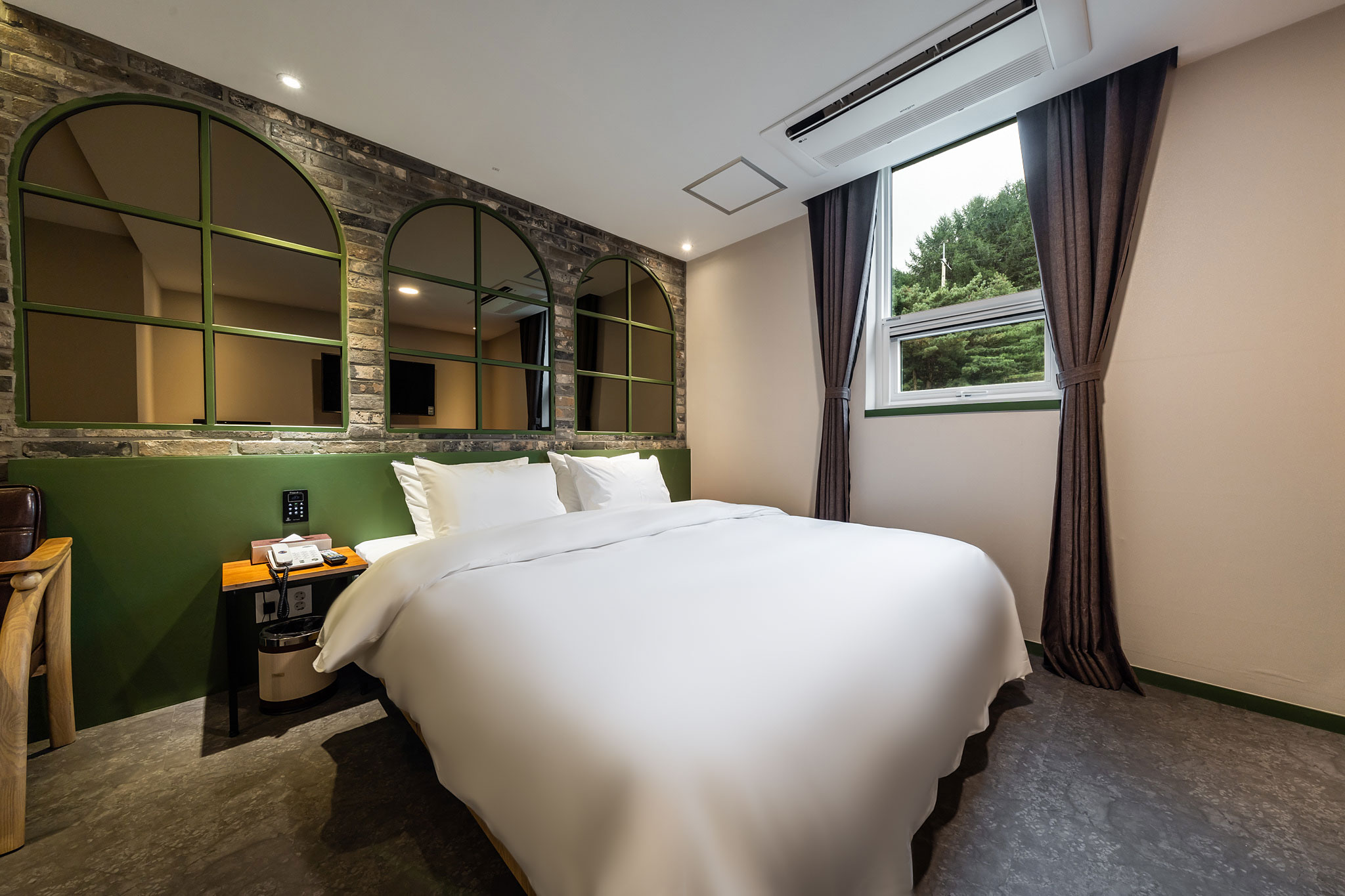 room detail thumbnail 2