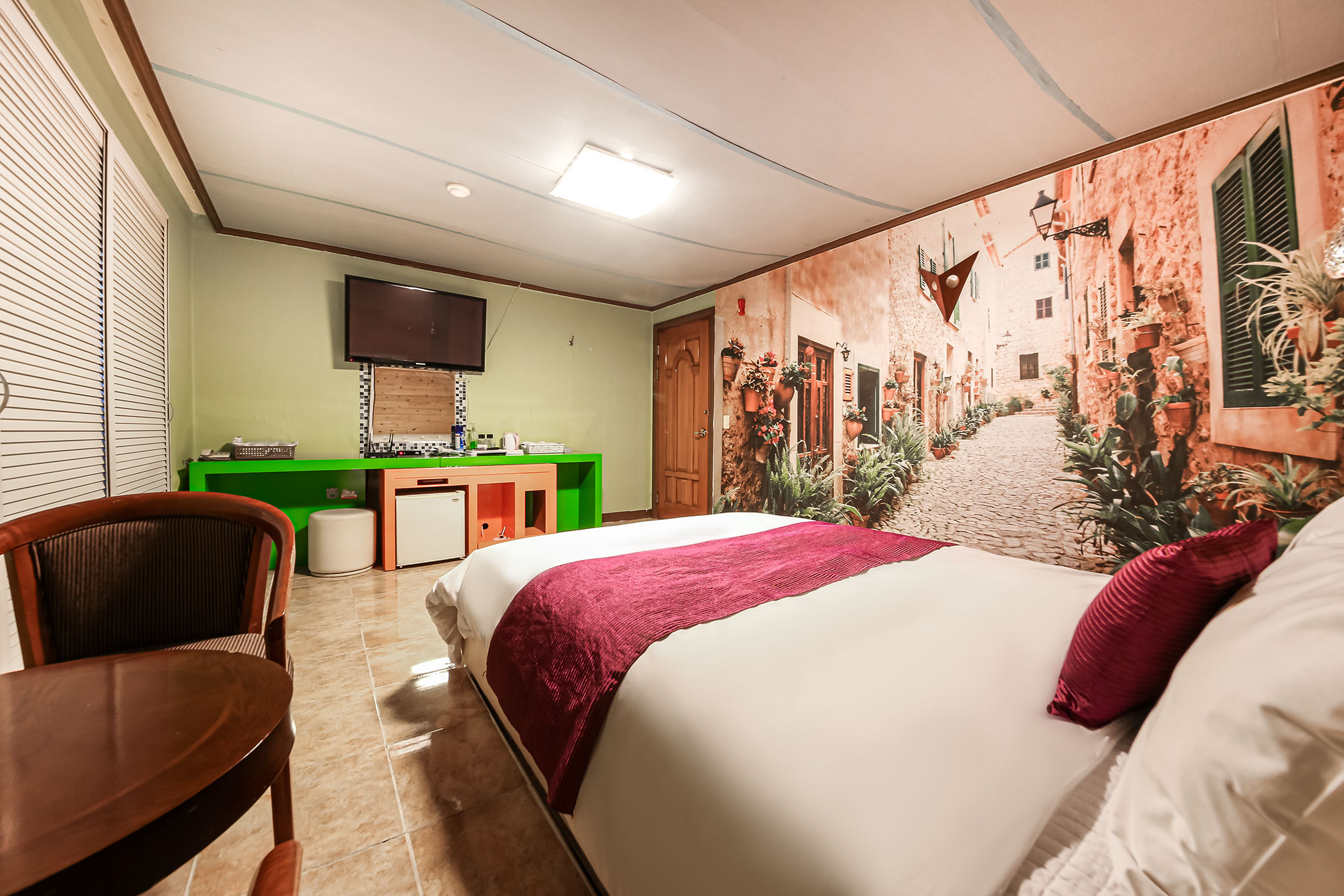 room detail thumbnail 2