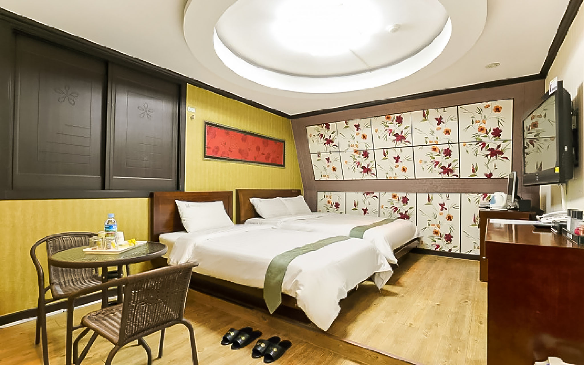 room detail thumbnail 2