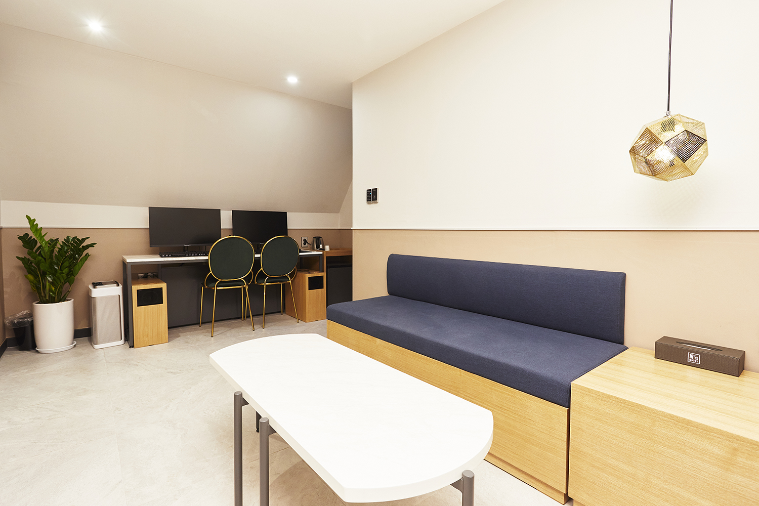 room detail thumbnail 1