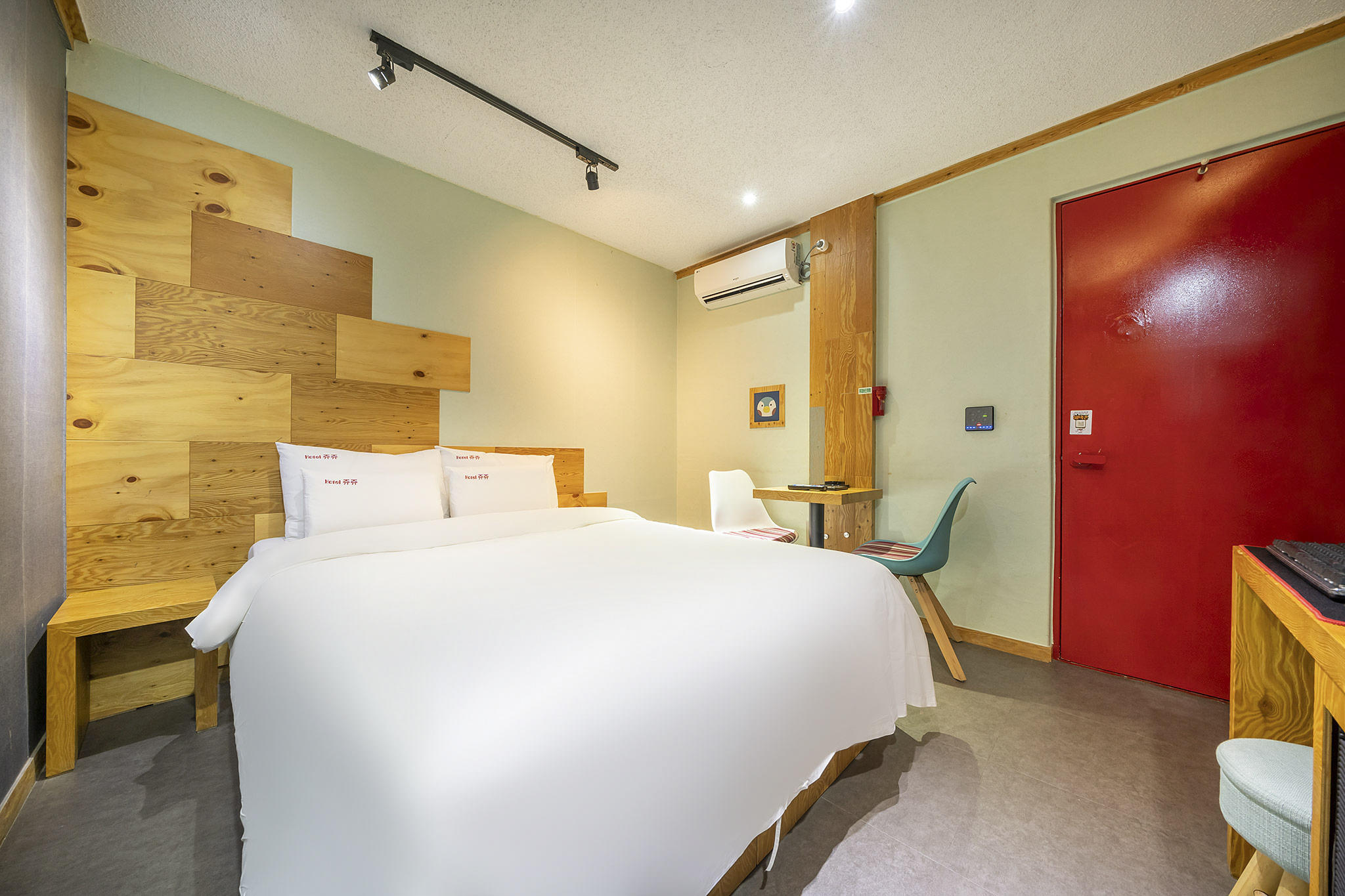 room detail thumbnail 1