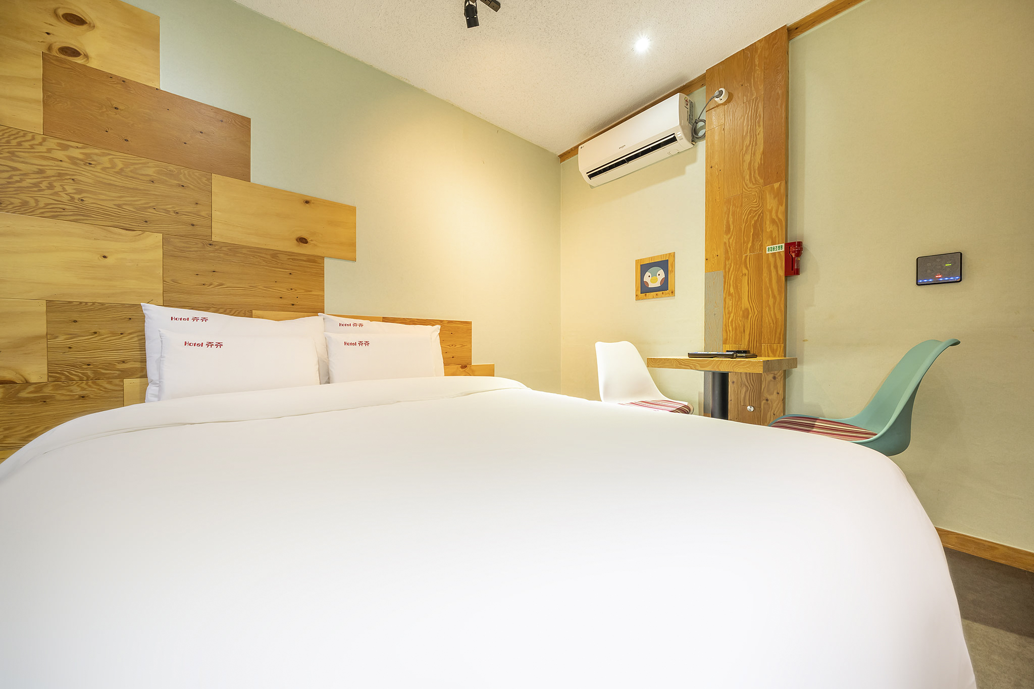 room detail thumbnail 2